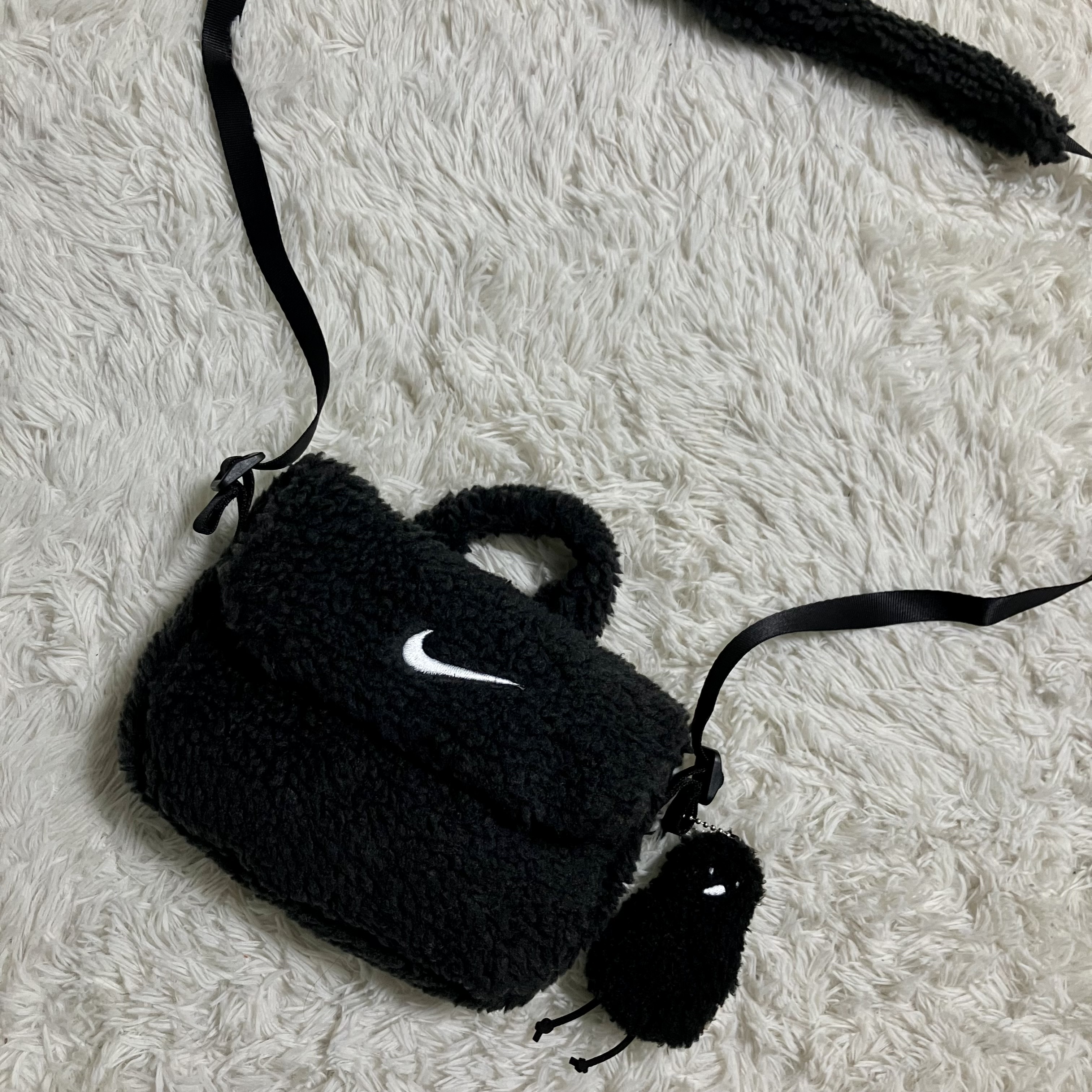 (Kids) Nike NSW Faux Fur Crossbody Bag Black 착용 스타일 - 2