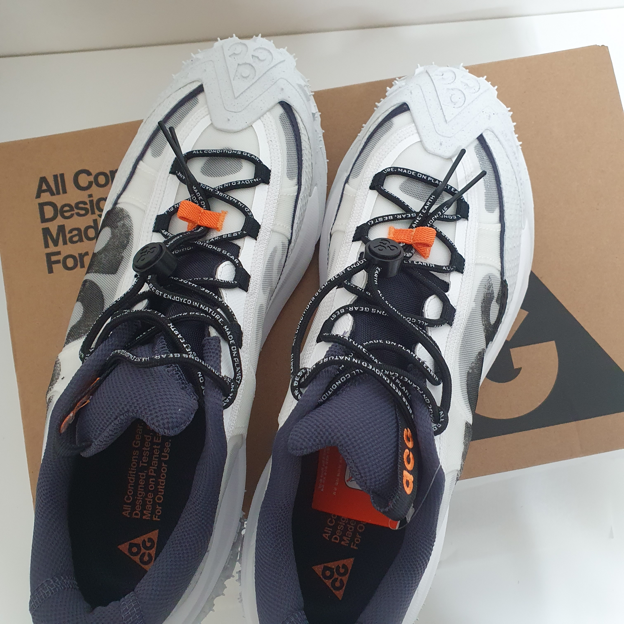 Nike ACG Mountain Fly 2 Low Summit White and Bright Mandarin 착용 스타일 - 2