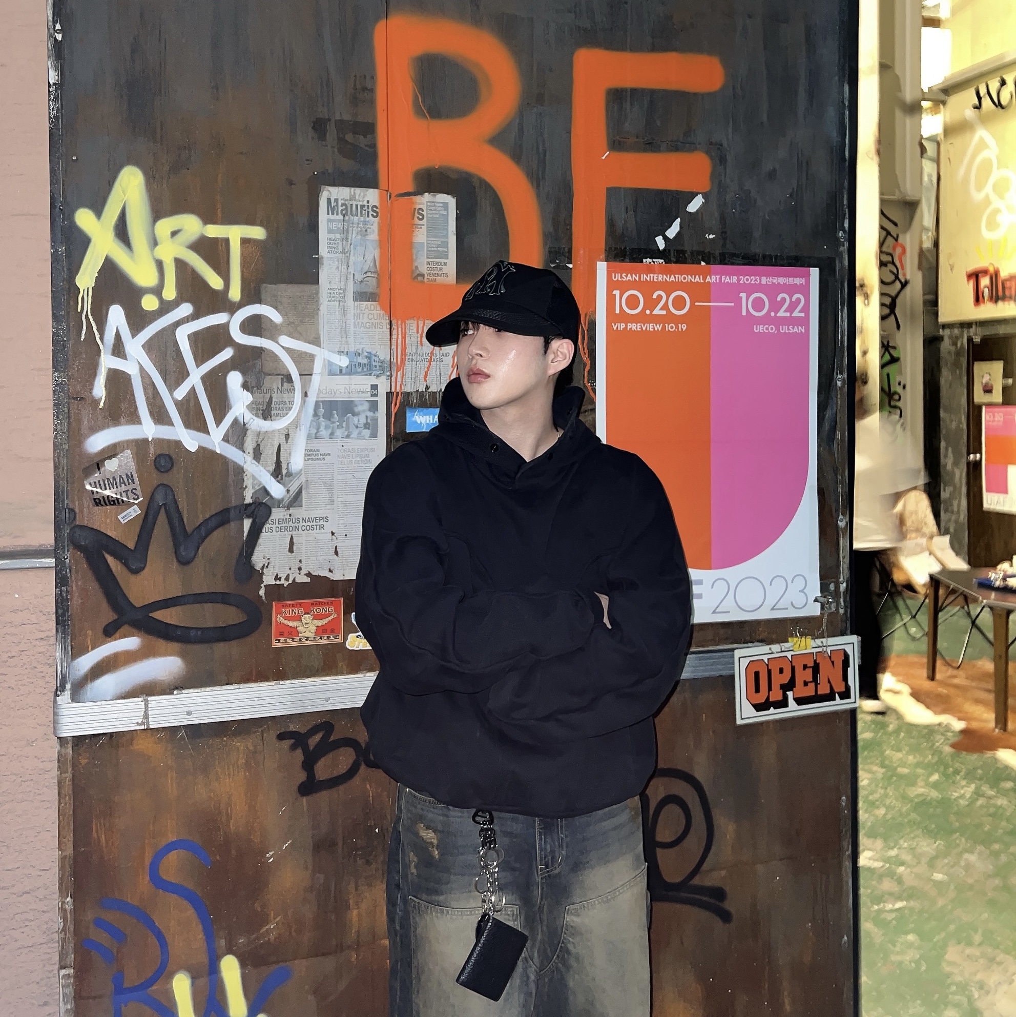 Grailz Geometry Hoodie Black, Maison Margiela Leather Bi-Fold Card Holder Black 착용 스타일