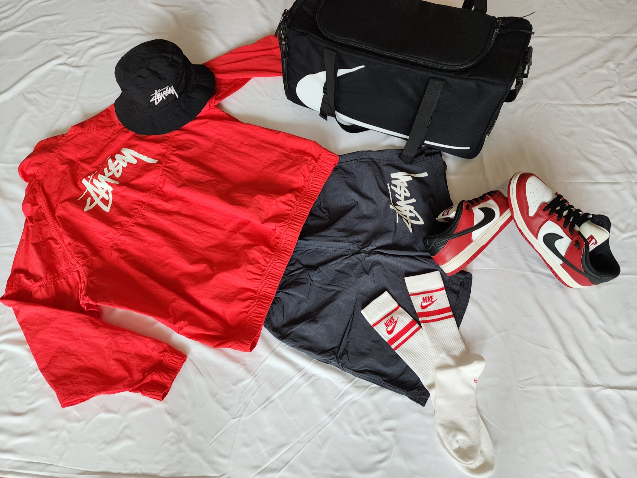 Nike x Stussy Windrunner Jacket Habanero Red, Nike x Stussy Bucket Hat Black 착용 스타일 - 3