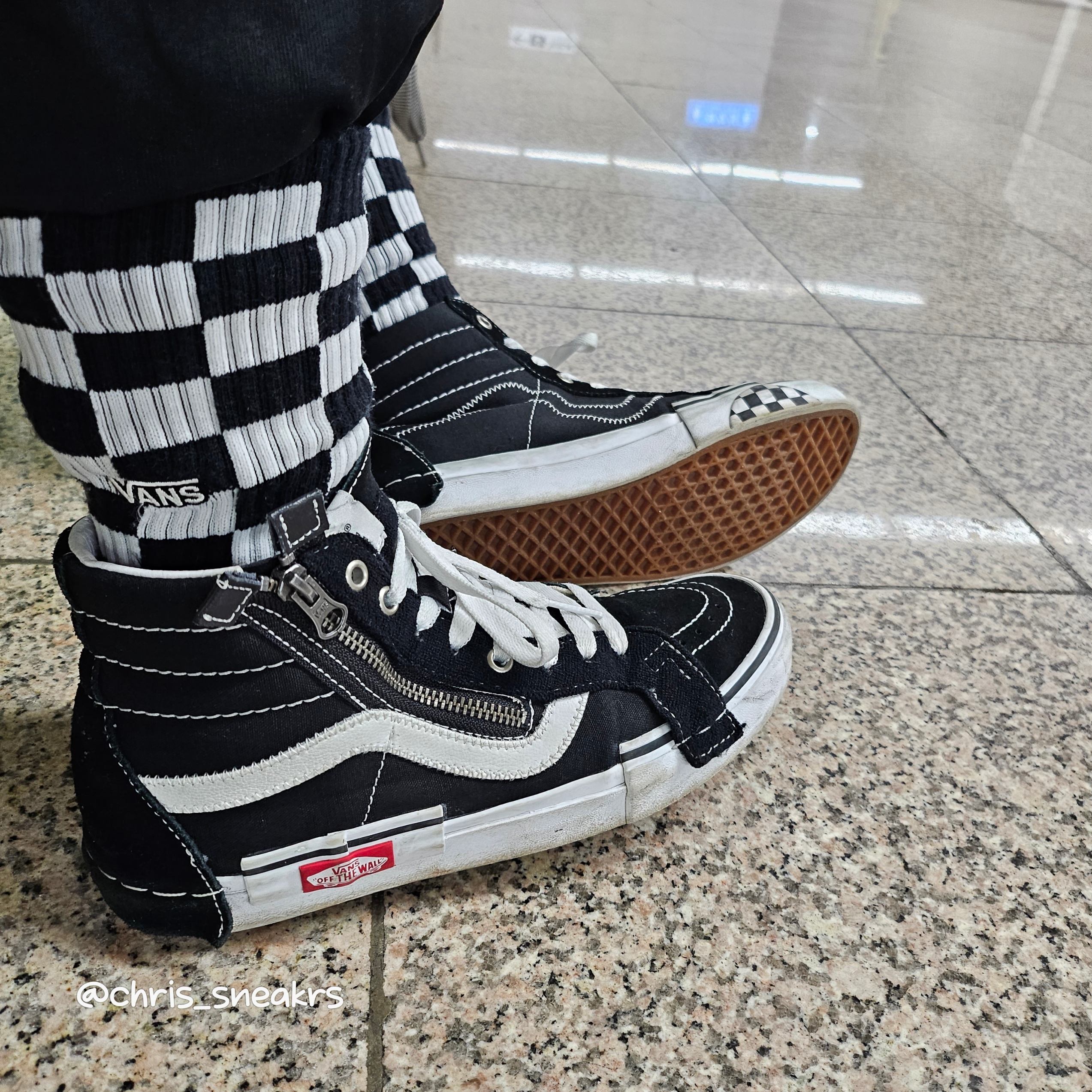 Supreme Webbing Keychain Red - 23SS, Vans Sk8-Hi Reissue Cap Black 착용 스타일 - 6