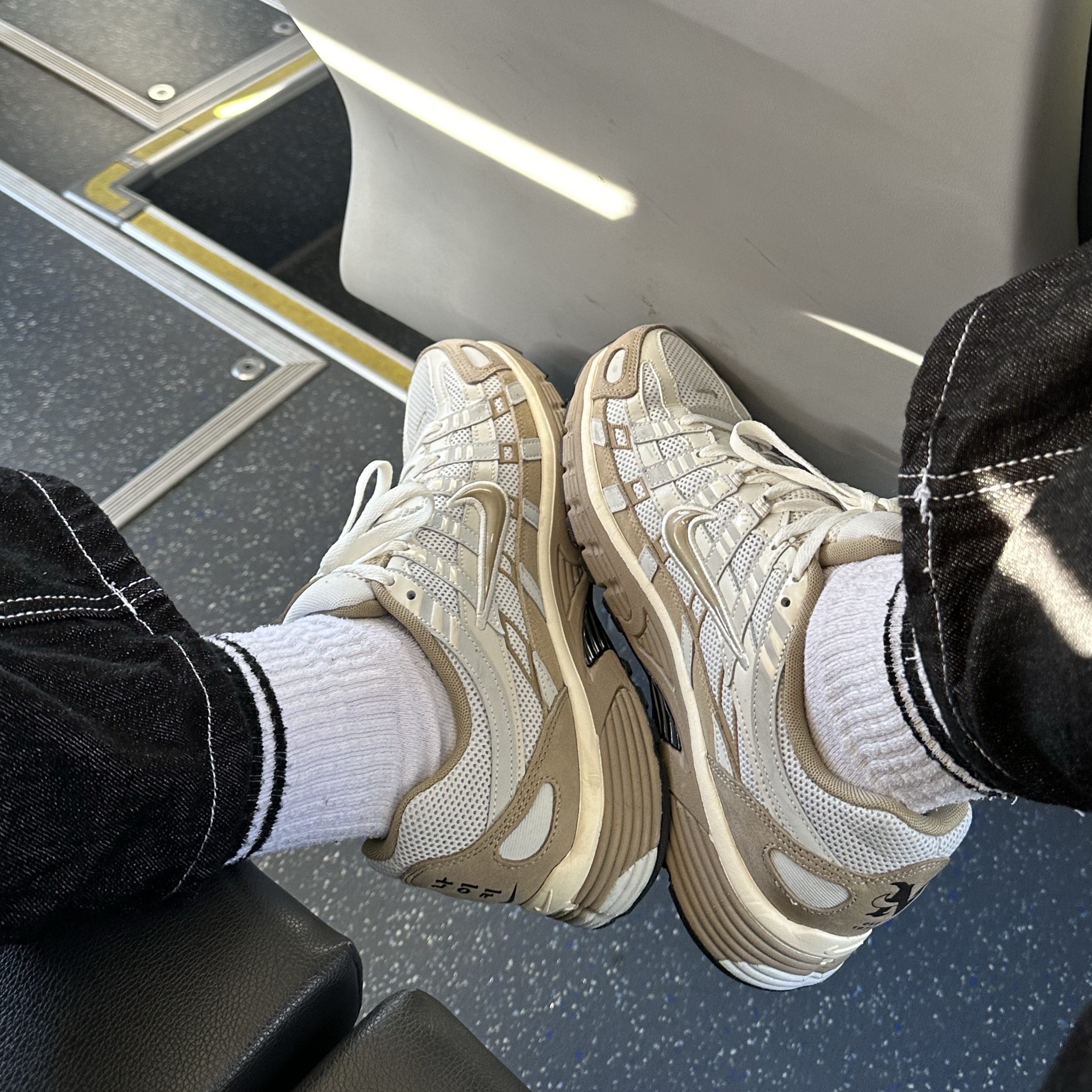 Nike P-6000 PRM Hangul Day Photon Dust Khaki 착용 스타일 - 1