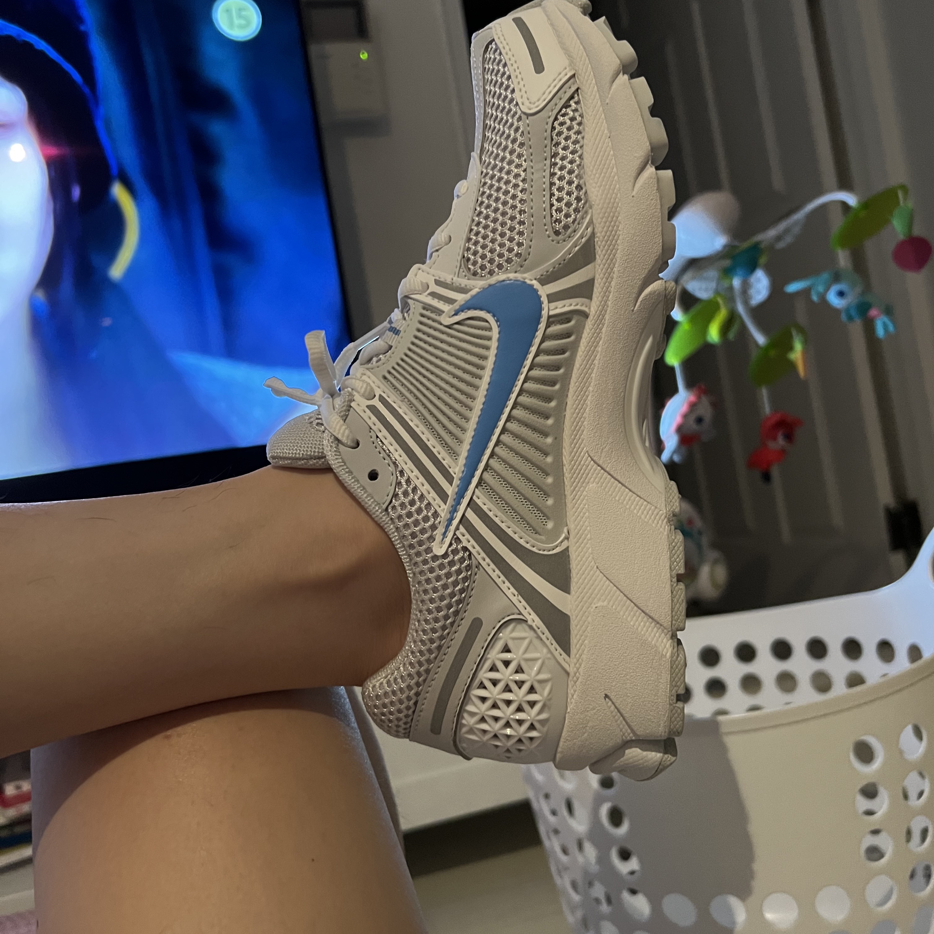 Nike Zoom Vomero 5 Photon Dust and University Blue 착용 스타일 - 1