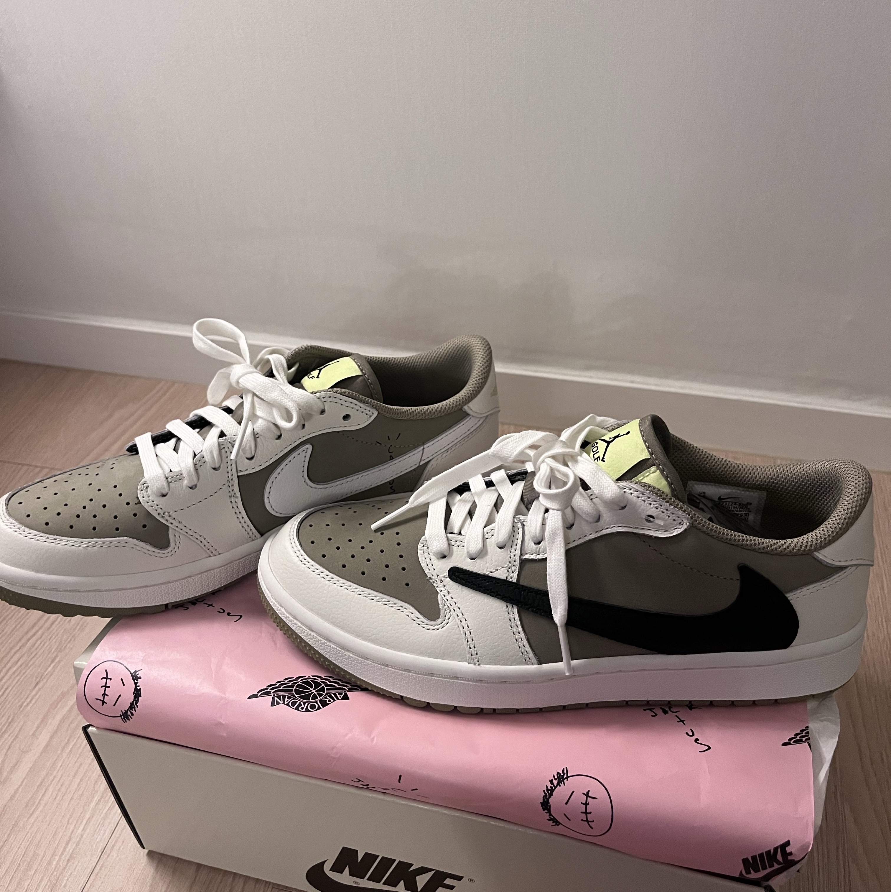 Jordan 1 x Travis Scott Retro Low Golf NRG Neutral Olive 착용 스타일 - 3