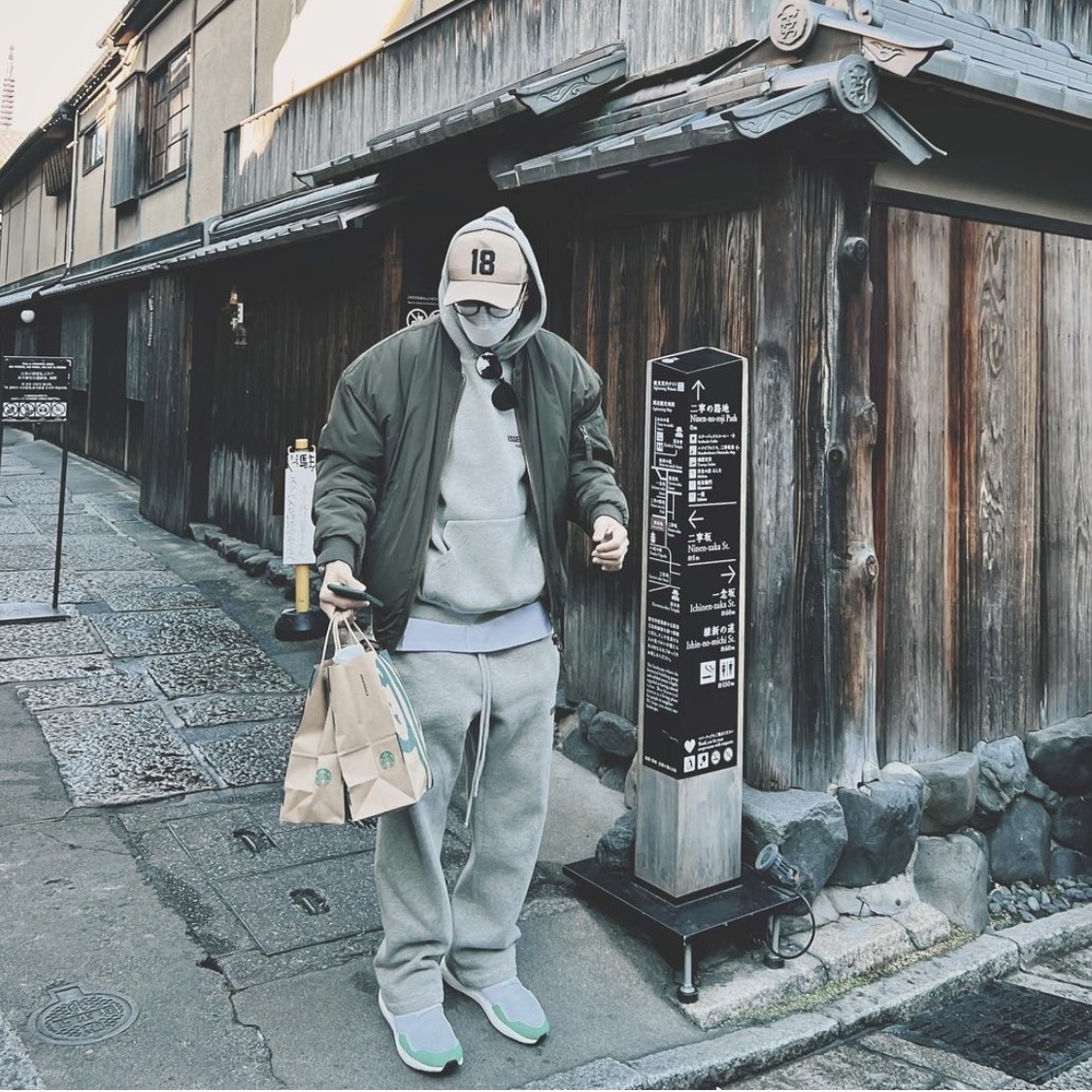 Essentials The Core Collection Hoodie Dark Oatmeal, Essentials The Core Collection Relaxed Sweatpants Dark Oatmeal 착용 스타일