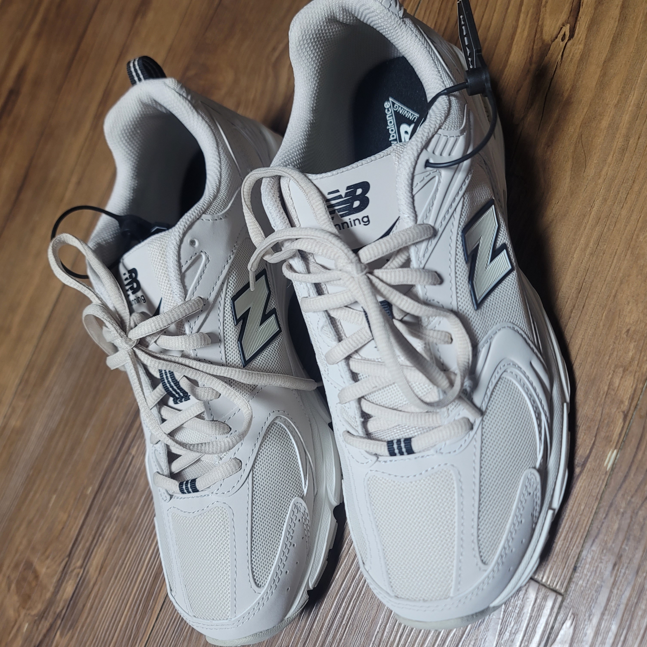 New Balance 530 Ivory 착용 스타일 - 1