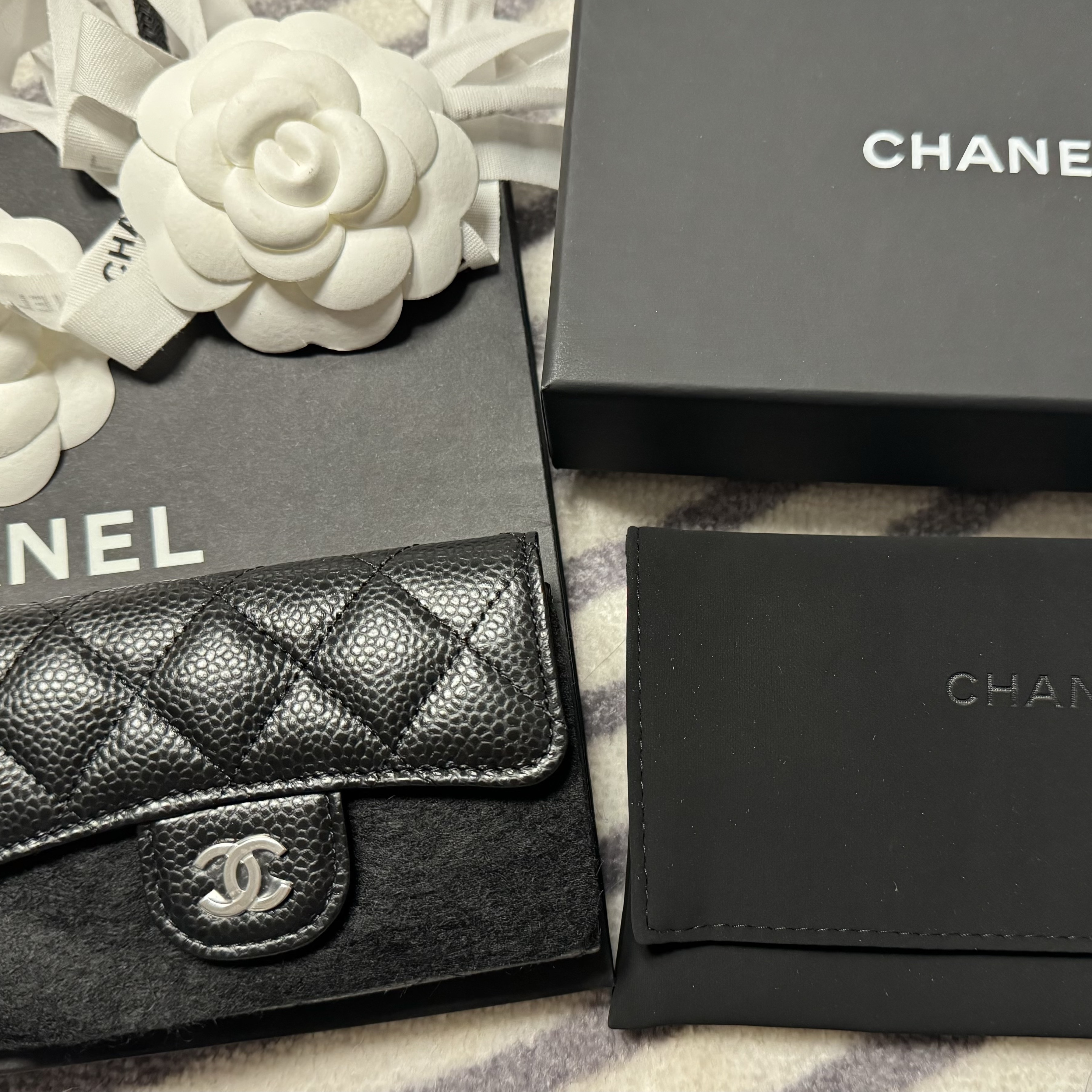Chanel Classic Card Holder Grained Calfskin & Silver Black 착용 스타일 - 2