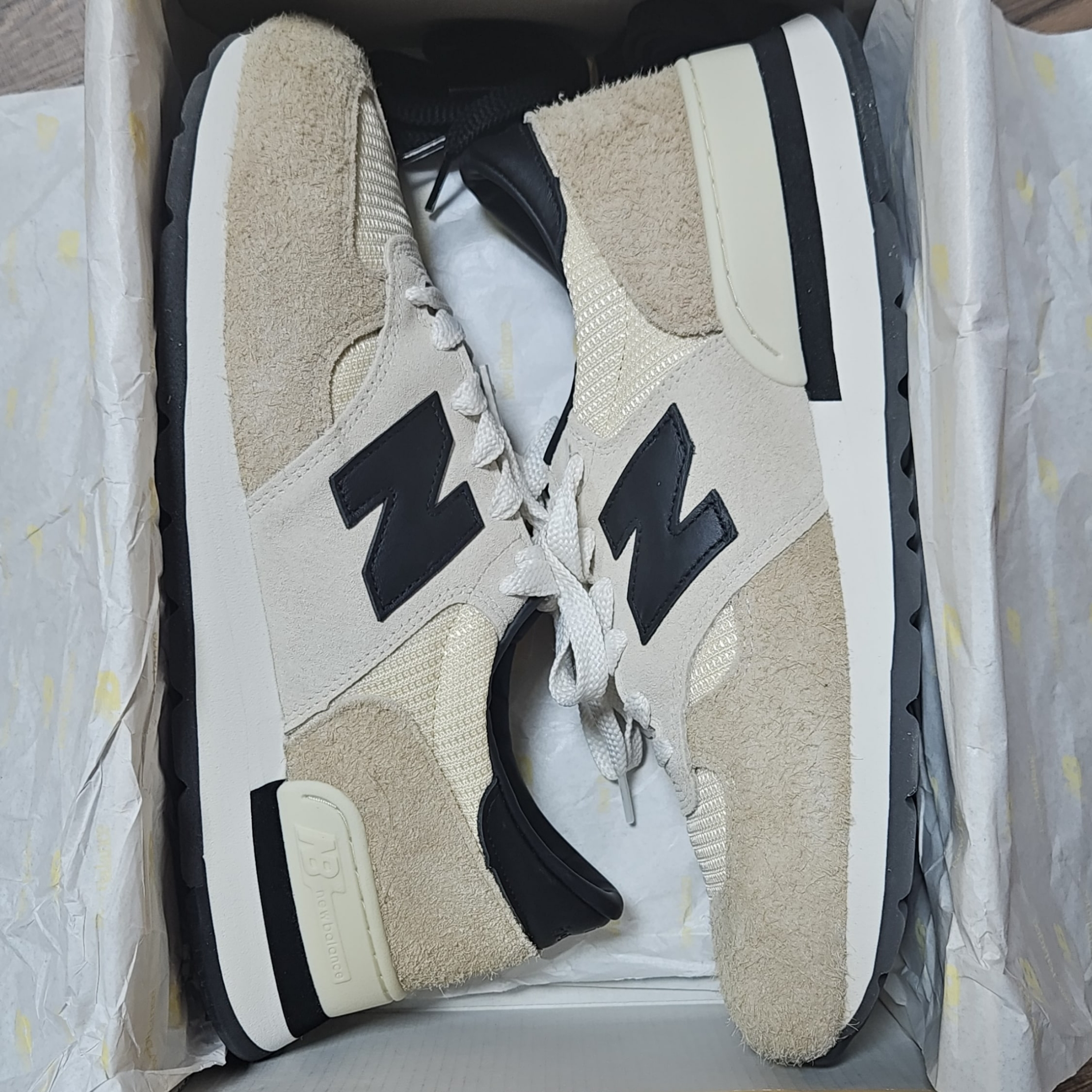 New Balance 990v1 Made in USA Incense Macadamia Nut 착용 스타일