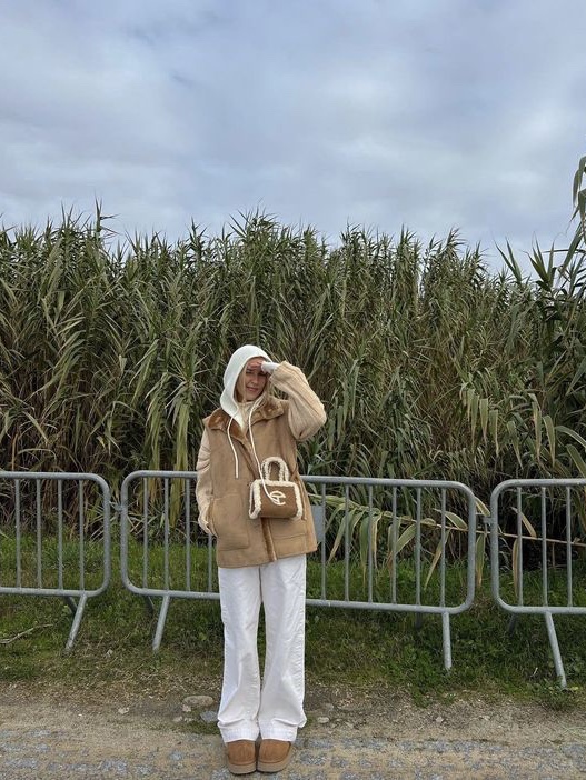 Nike NSW Faux Fur Tote Bag Light Iron Ore, Telfar x UGG Small Shopping Bag Chestnut 착용 스타일 - 3