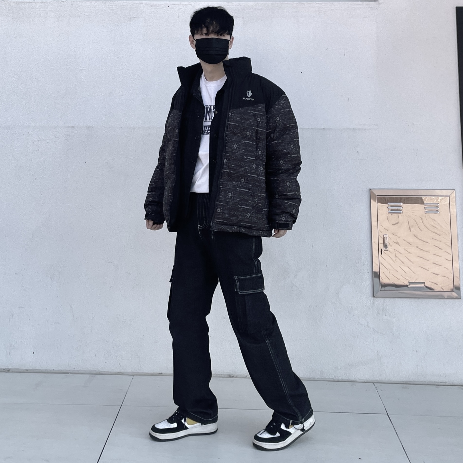 Nike Air Force 1 '07 LV8 Athletic Club Black Dark Sulfur 착용 스타일 - 6