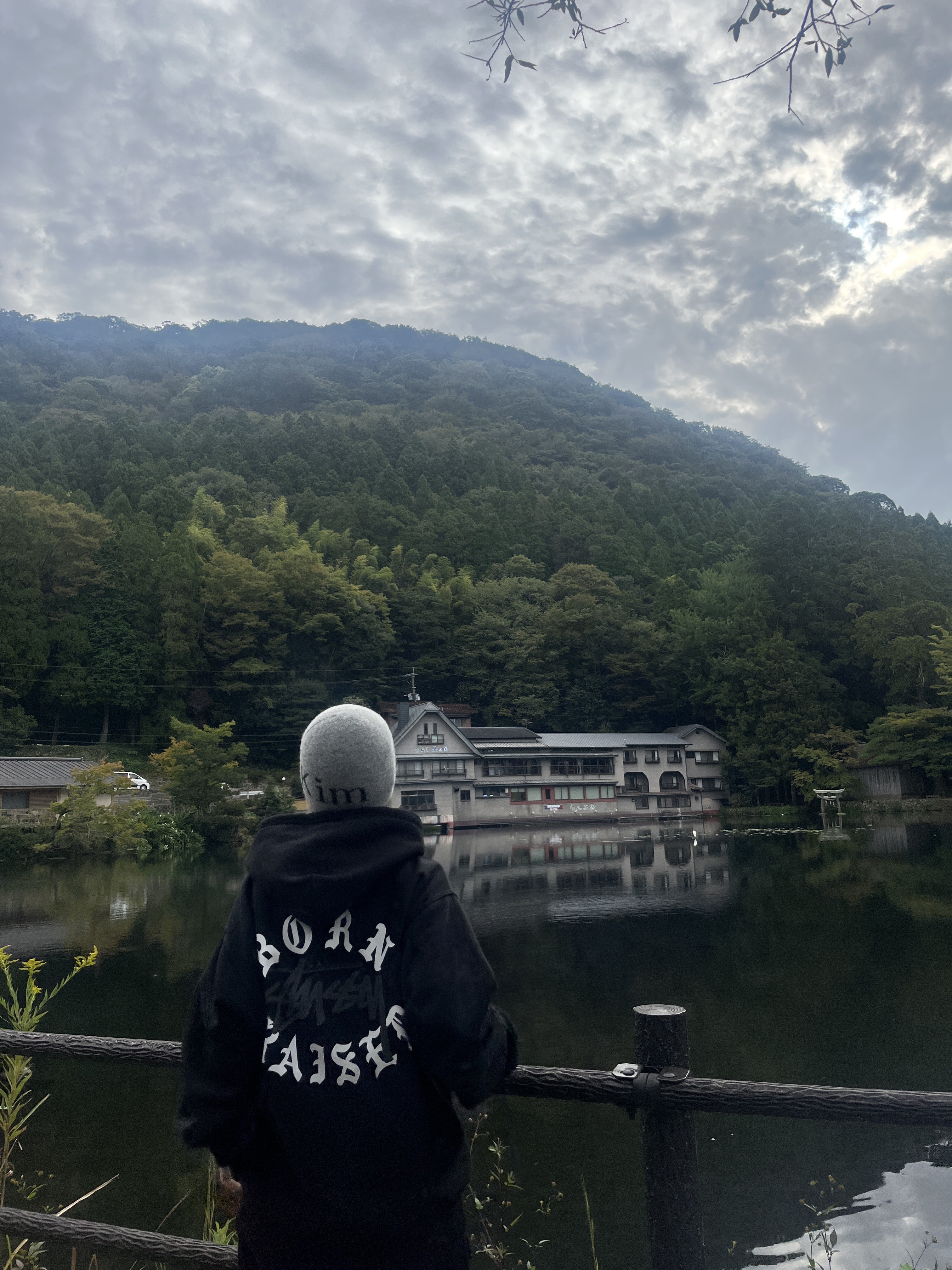 Stussy x Born X Raised Logo Zip Hoodie Black, Matin Kim Logo Jacquard Short Beanie Grey 착용 스타일 - 2
