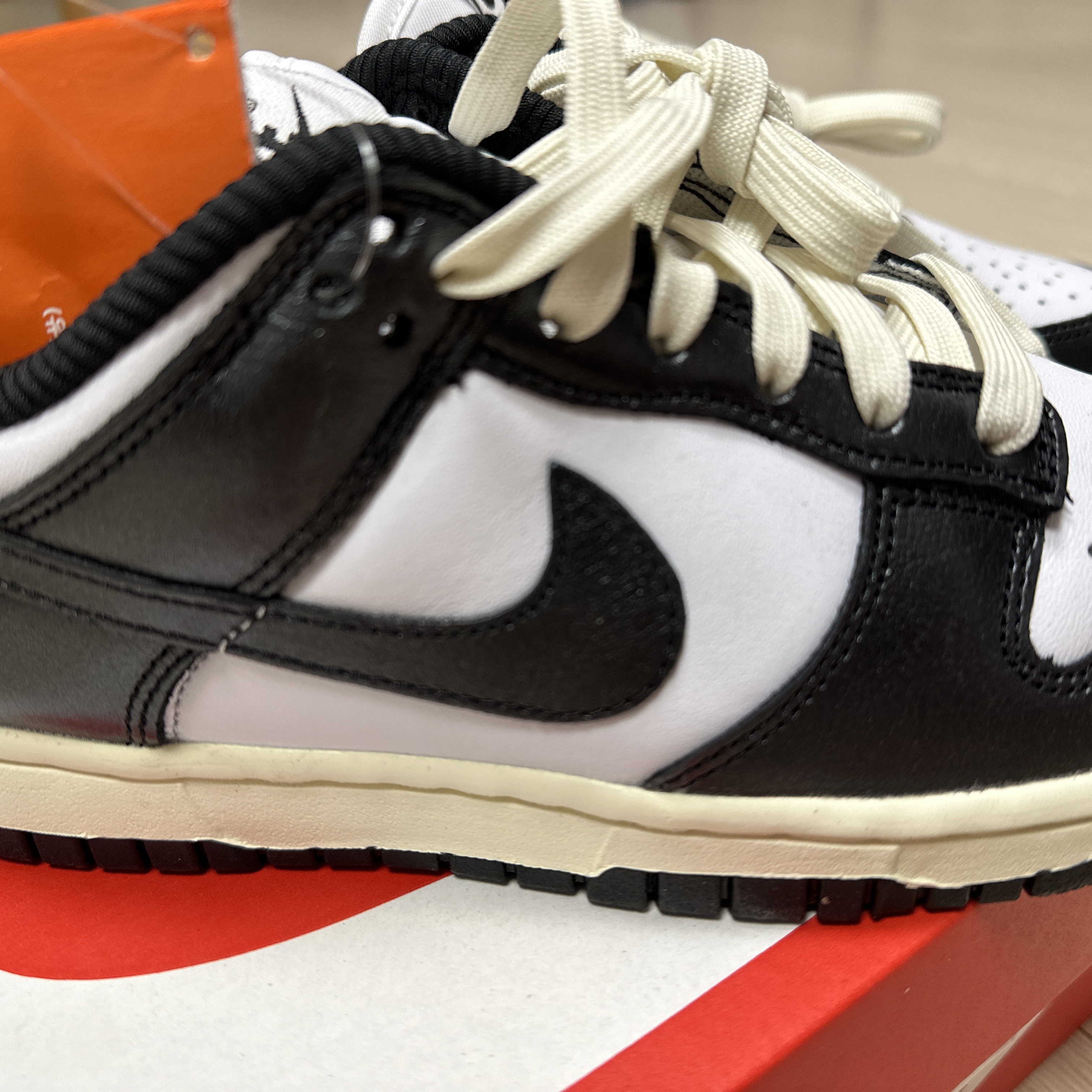(W) Nike Dunk Low Vintage Black and White 착용 스타일 - 2