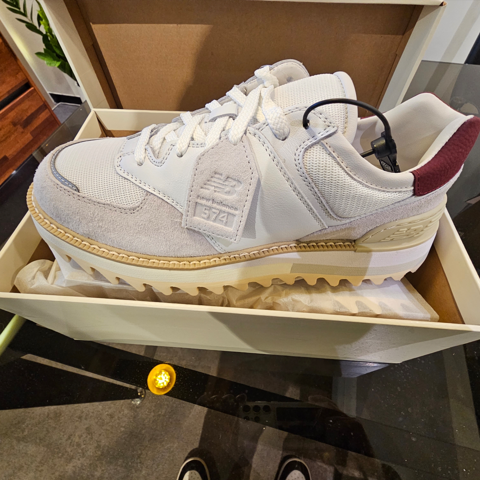 New Balance x Tokyo Design Studio 574 White Burgundy 착용 스타일 - 2