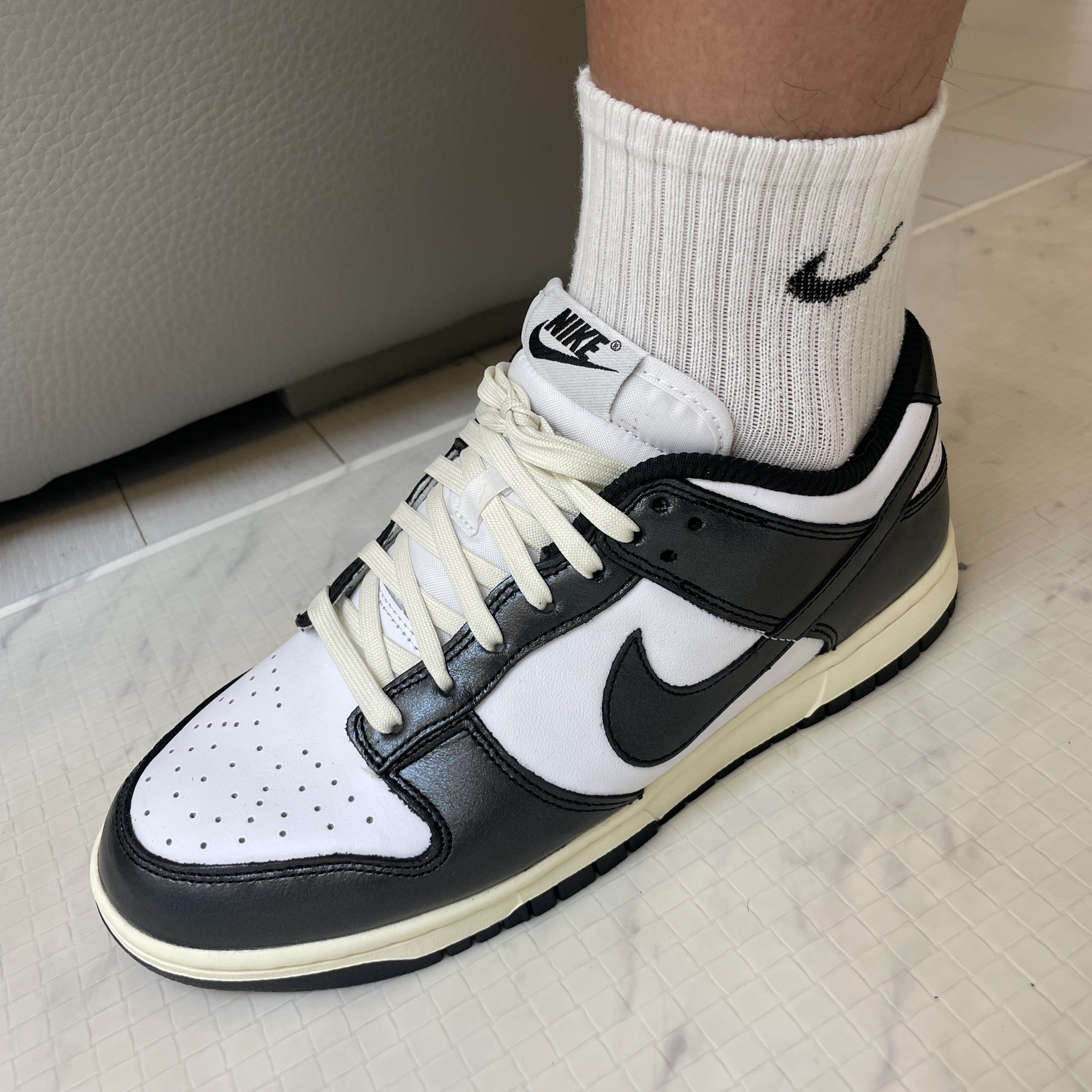 (W) Nike Dunk Low Vintage Black and White 착용 스타일 - 4