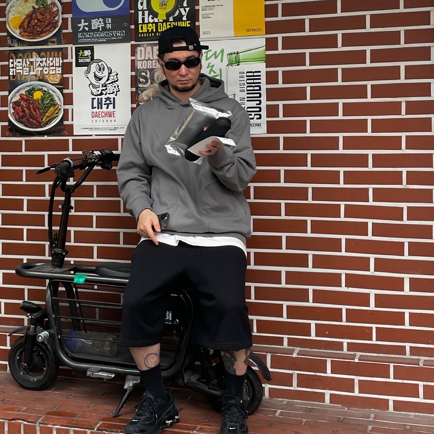 Palace x Oakley Hood Grey - 23SS, Nike x Supreme Shox Ride 2 SP Black 착용 스타일 - 3