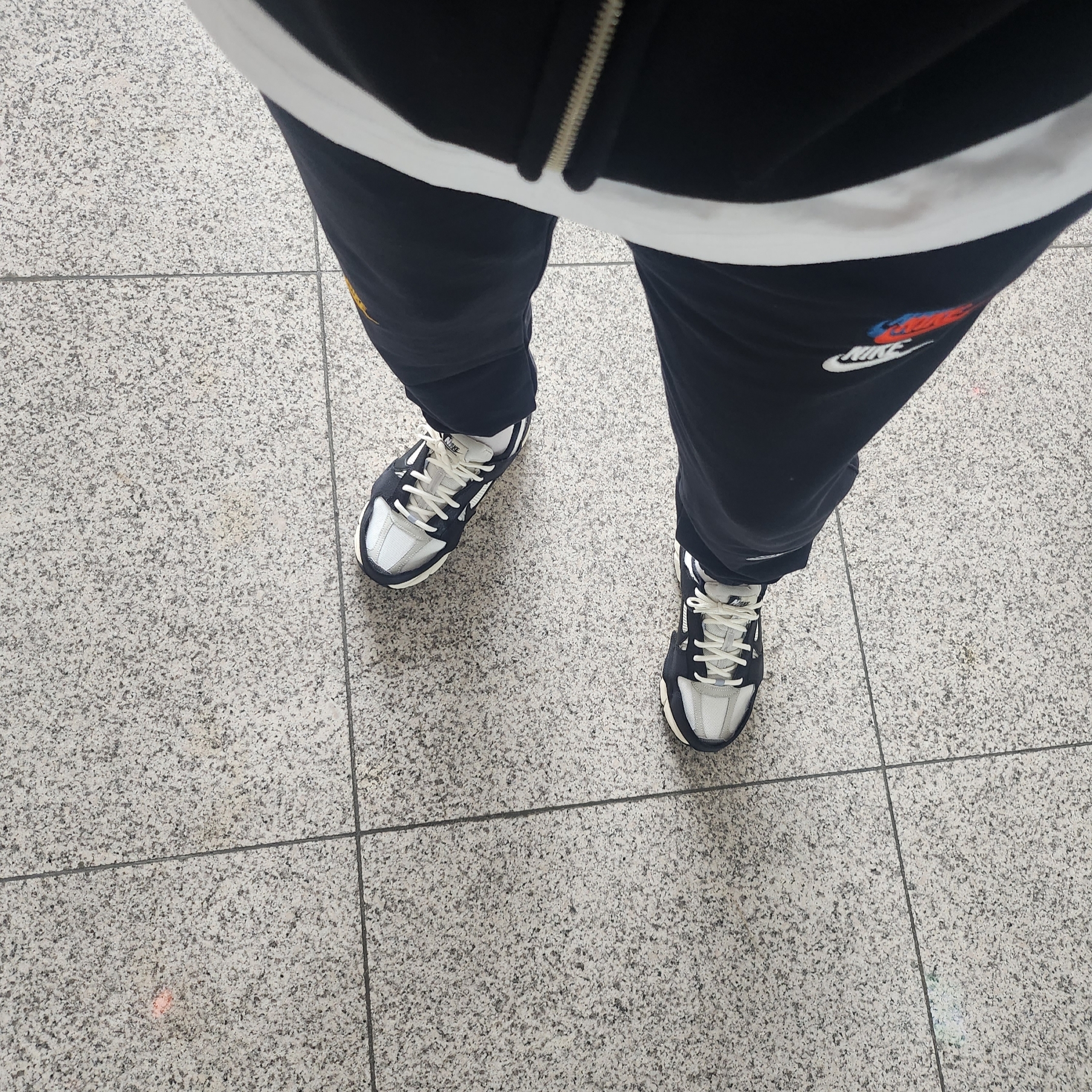 (W) Nike Zoom Vomero 5 Wolf Grey and Black 착용 스타일 - 1