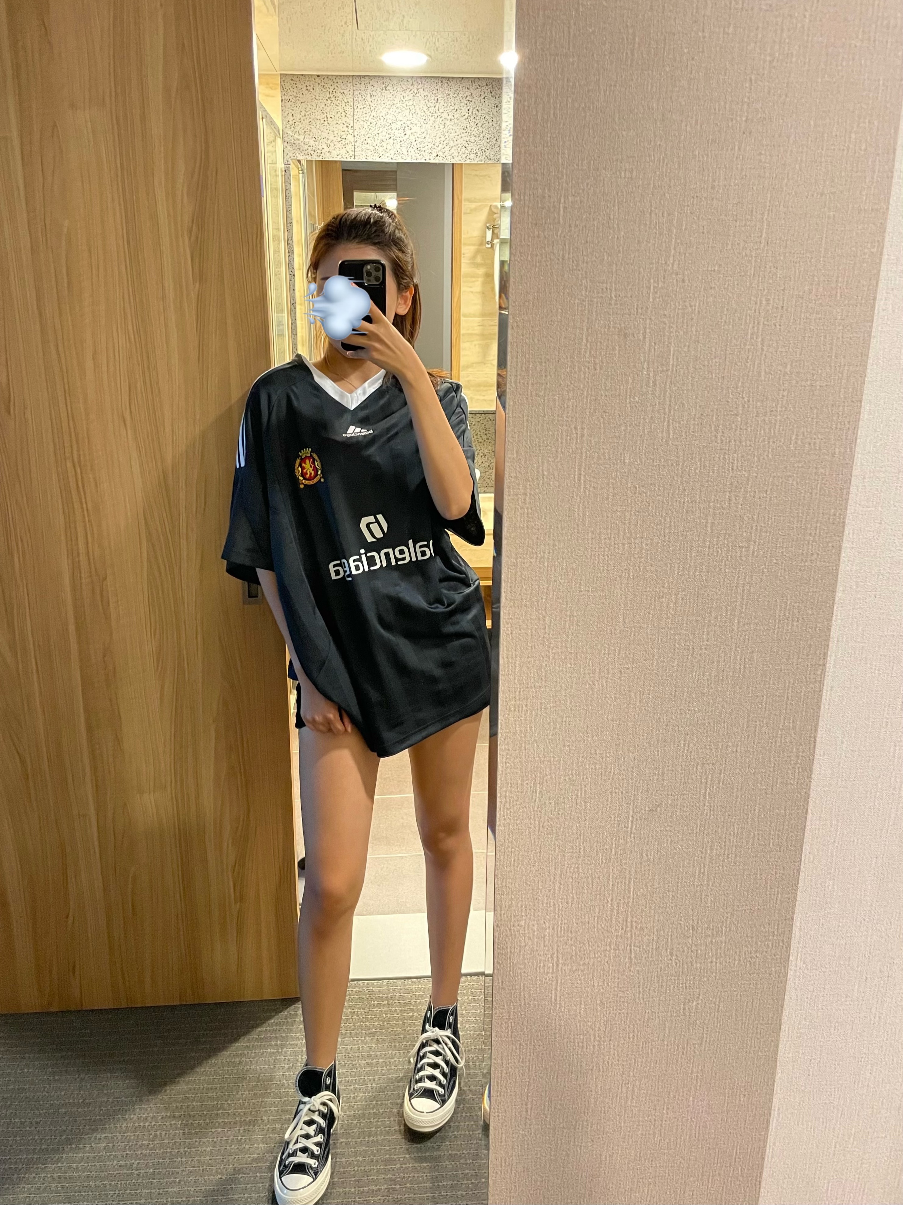 Balenciaga x Adidas Oversized Football T-Shirt Black, Converse Chuck 70 Hi Black 착용 스타일