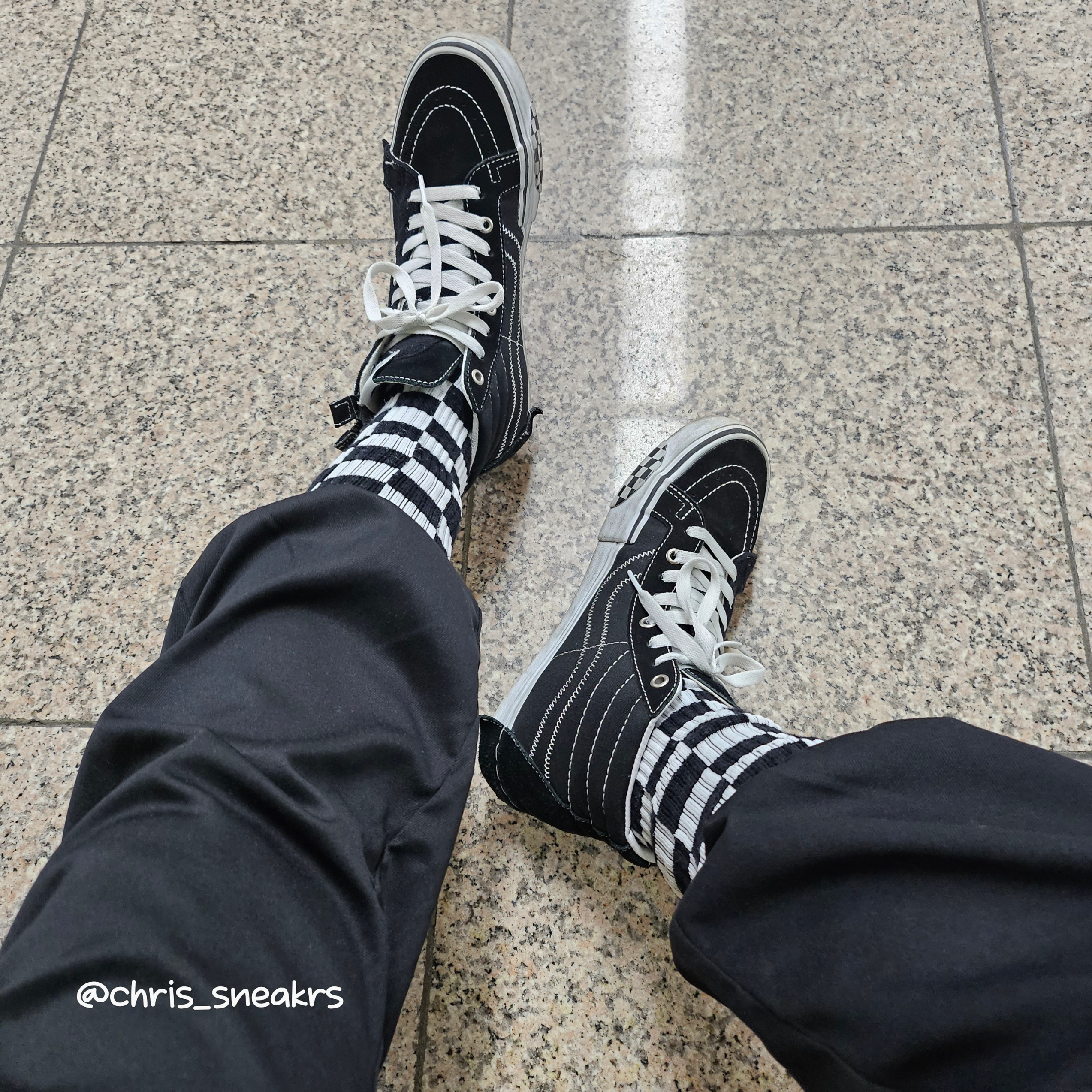 Supreme Webbing Keychain Red - 23SS, Vans Sk8-Hi Reissue Cap Black 착용 스타일 - 5