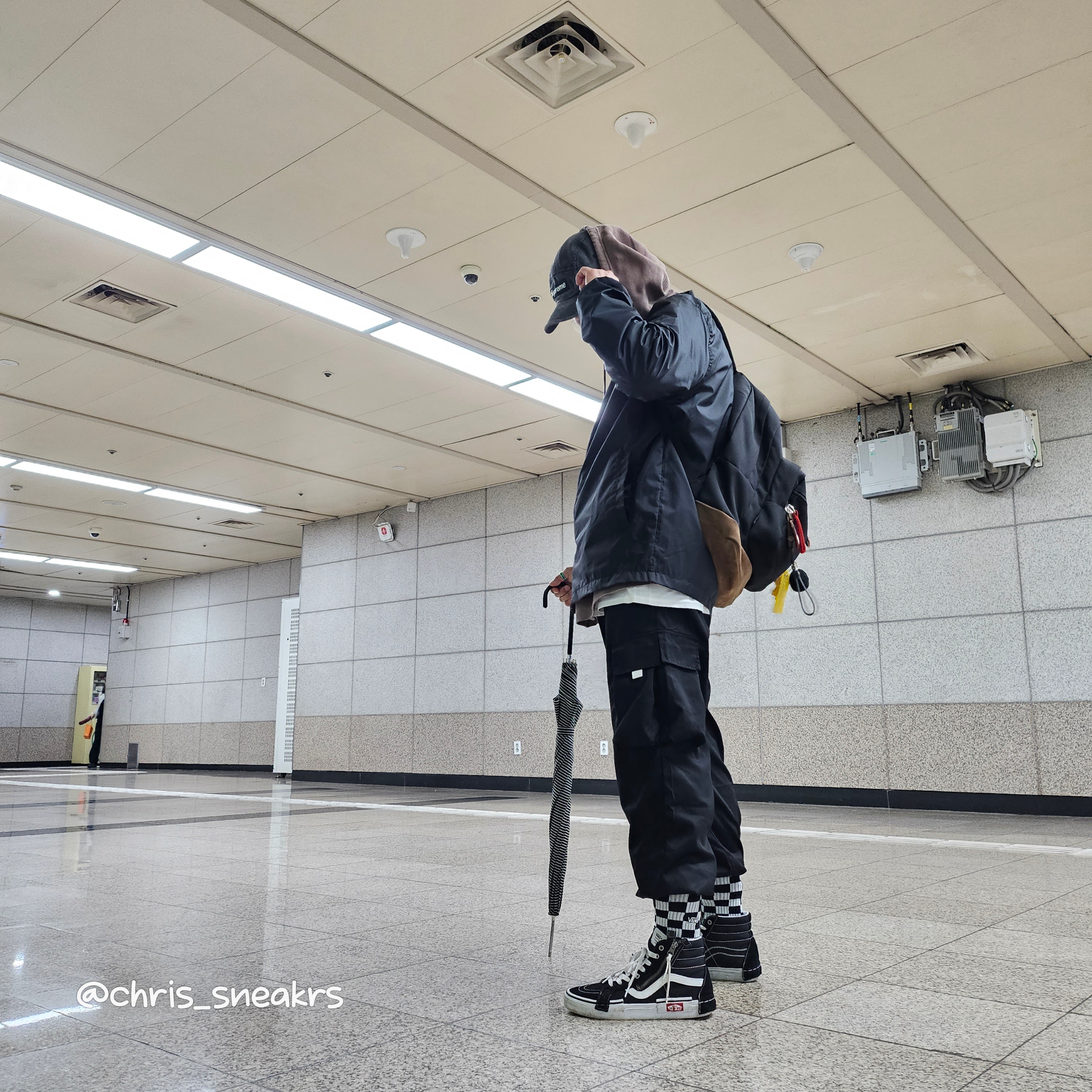 Supreme Webbing Keychain Red - 23SS, Vans Sk8-Hi Reissue Cap Black 착용 스타일 - 4