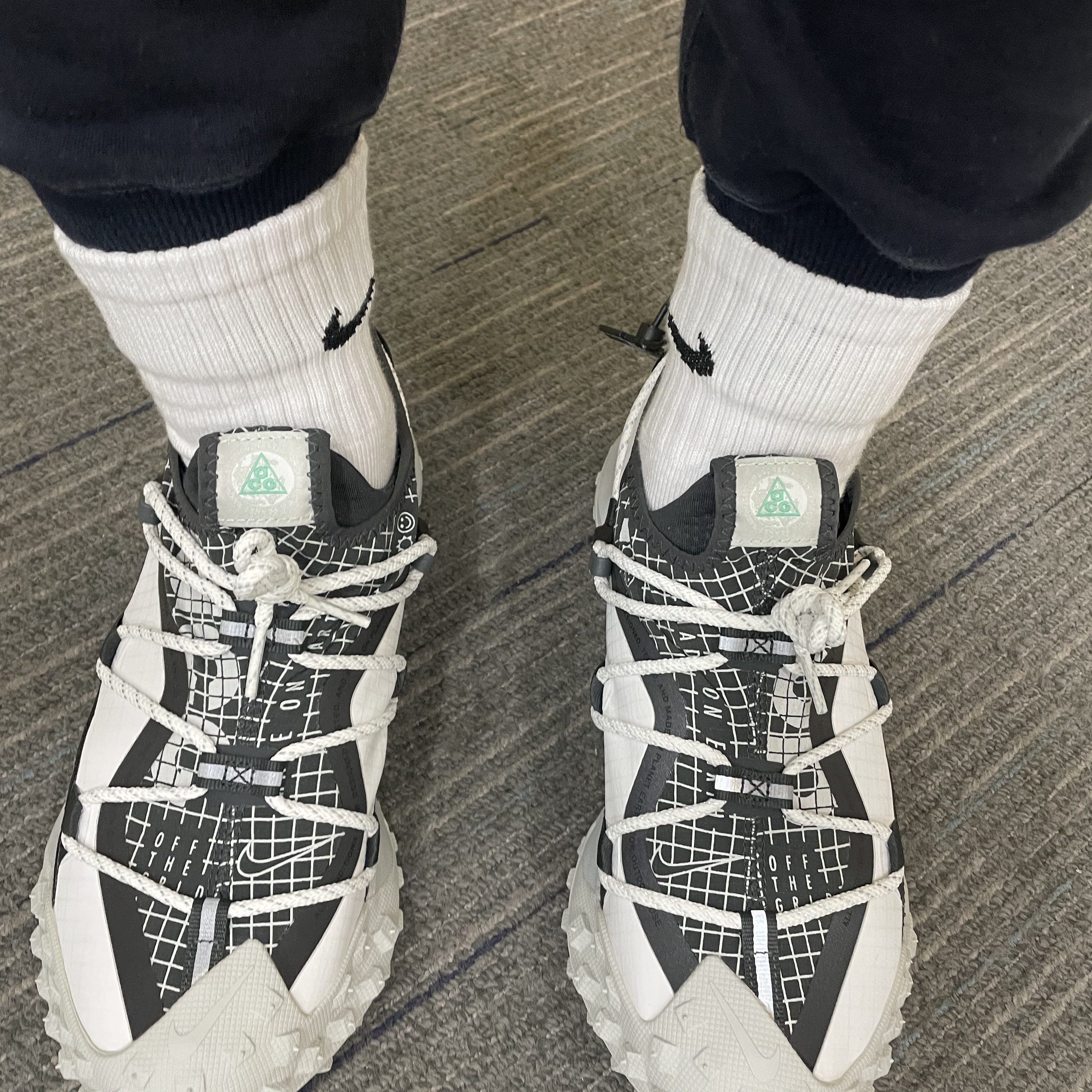 Nike ACG Mountain Fly Low SE White and Black 착용 스타일