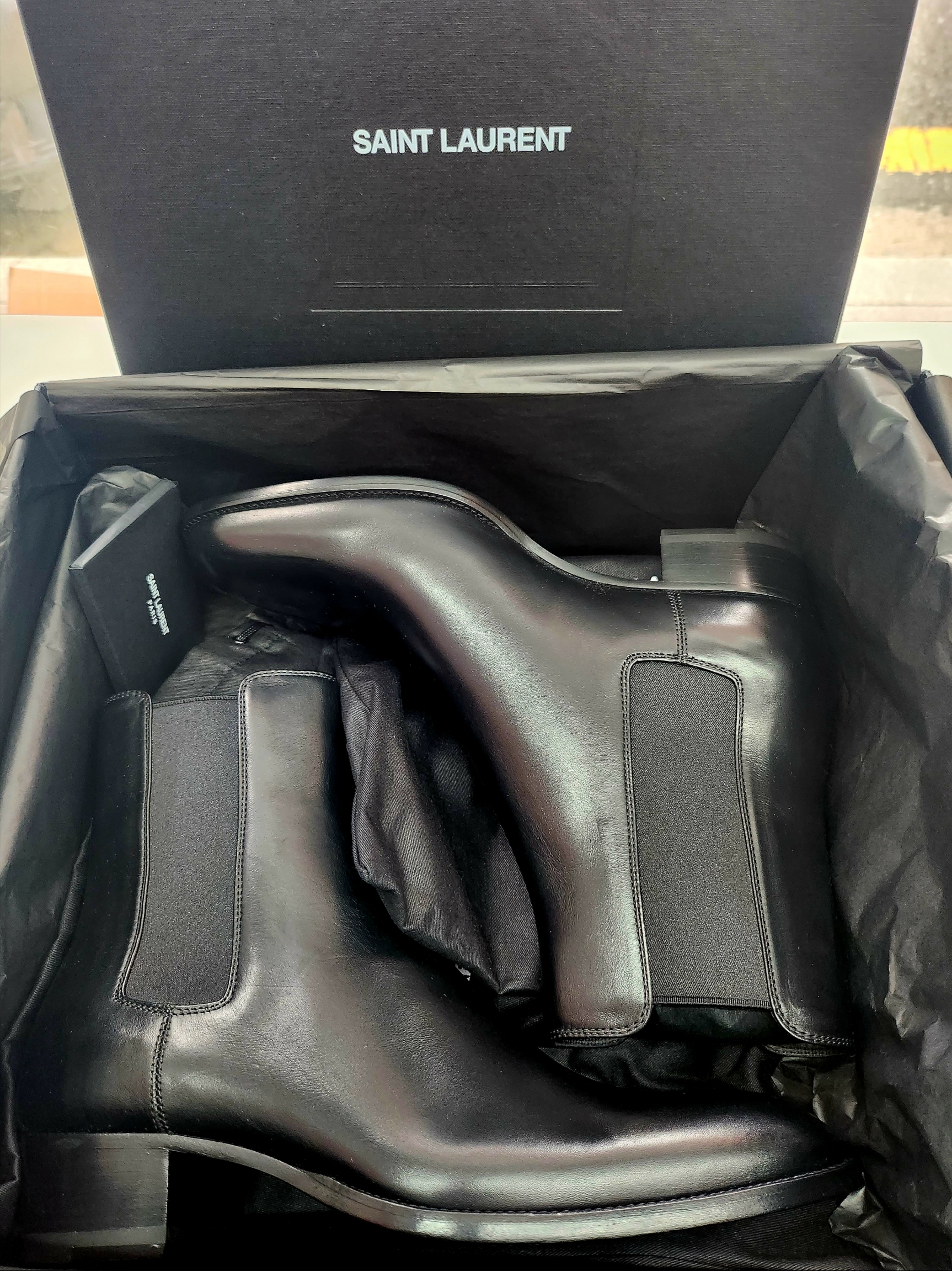 Saint Laurent Wyatt Chelsea Boots in Smooth Leather Black 착용 스타일