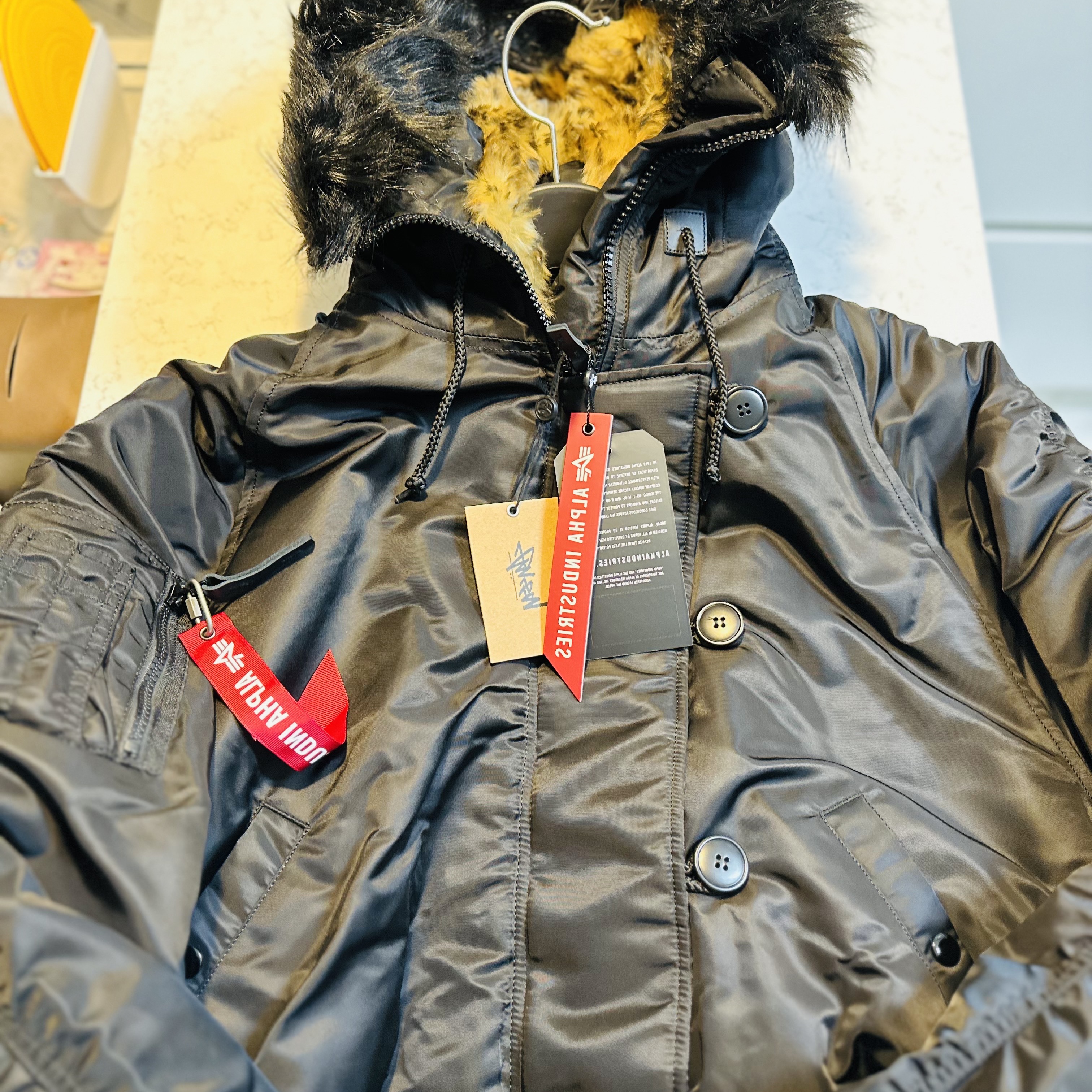Stussy x Alpha Industries N-2B Short Waist Parka Black 착용 스타일 - 2