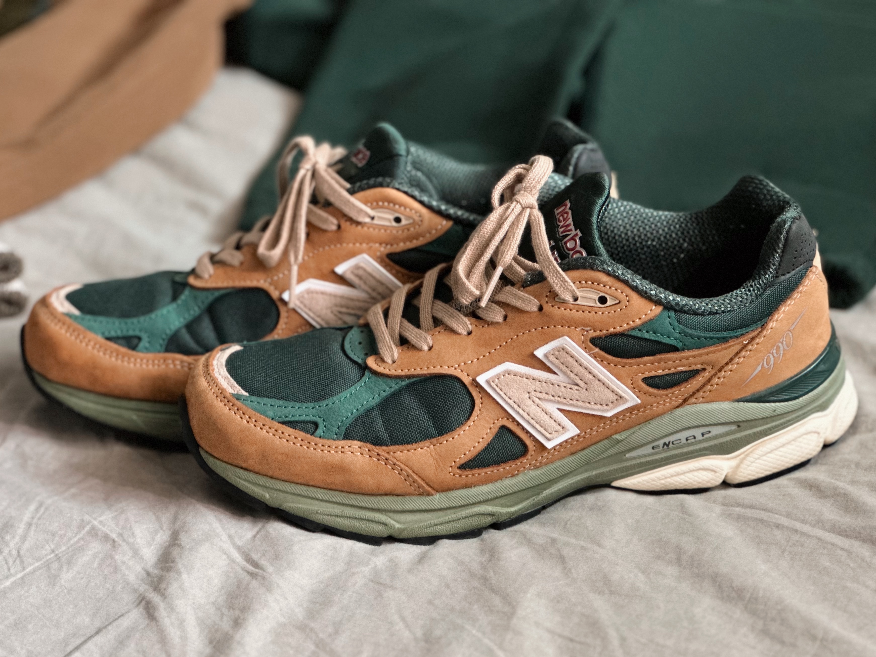 New Balance 990v3 Made in USA Tan Green 착용 스타일