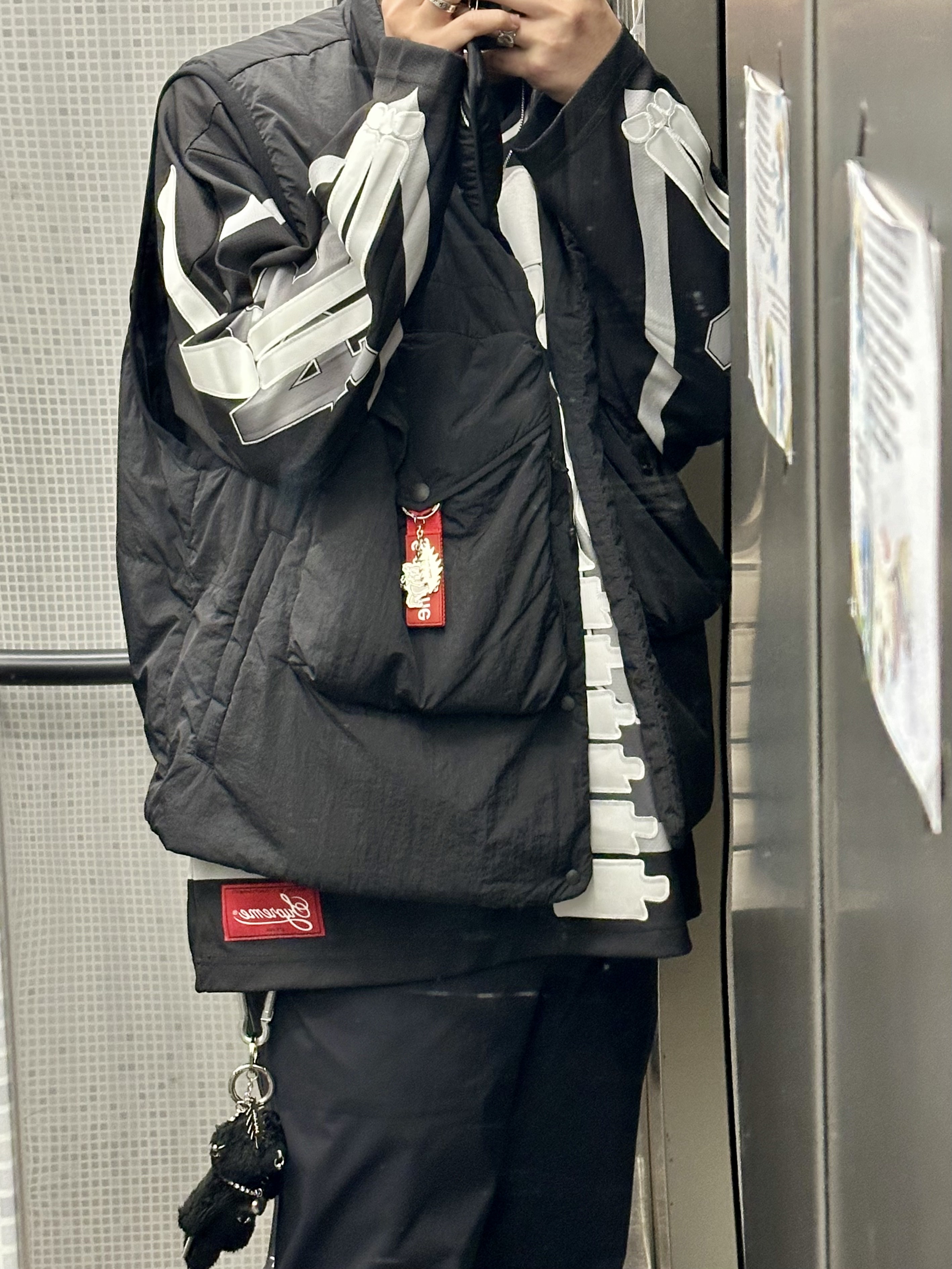 Supreme Bones Hockey Jersey Black - 23FW, Supreme Webbing Keychain Red - 23SS 착용 스타일
