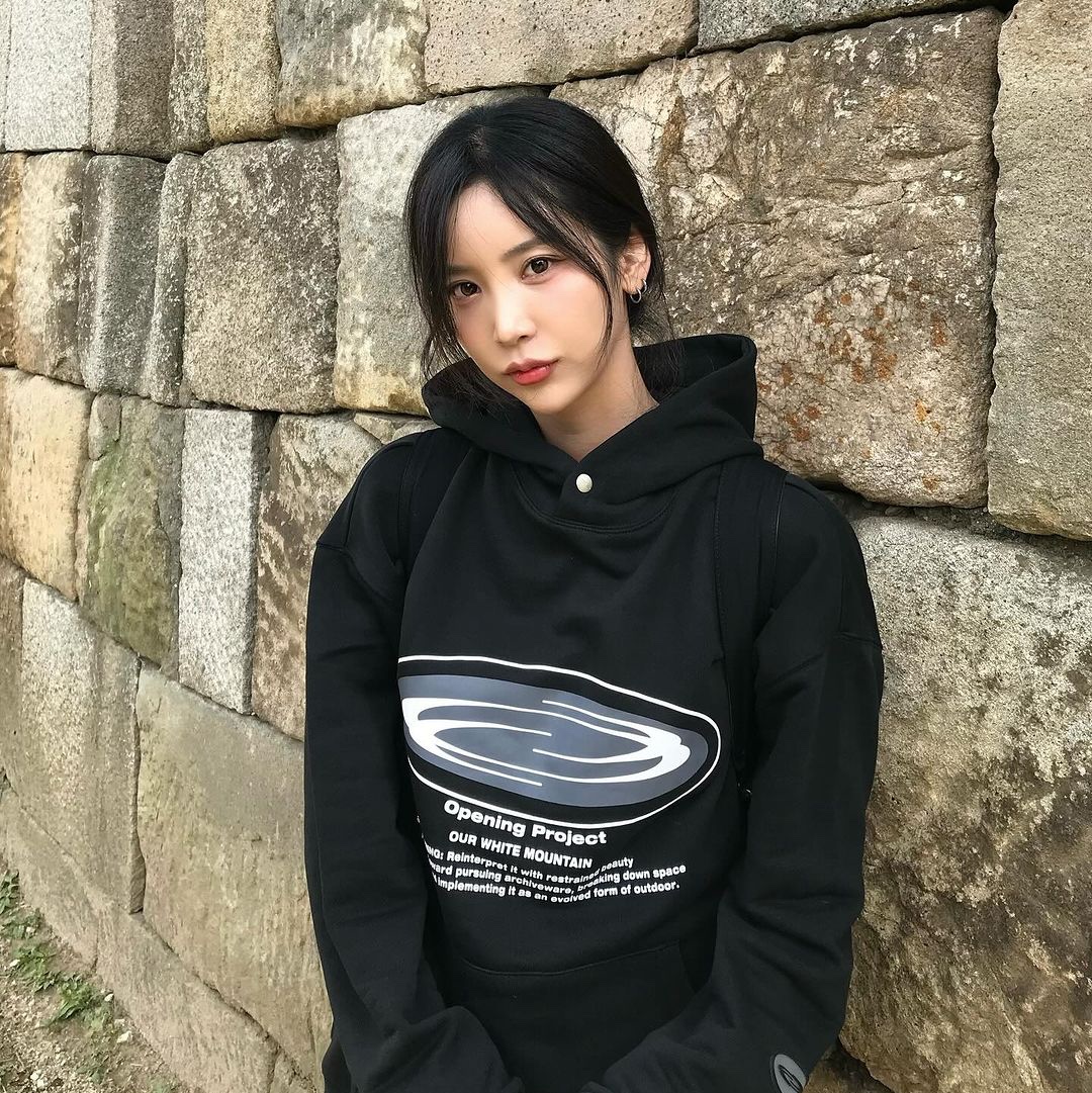 Opening Project Oval Logo Hoodie Black, Opening Project Oval Logo Hoodie Charcoal 착용 스타일 - 3