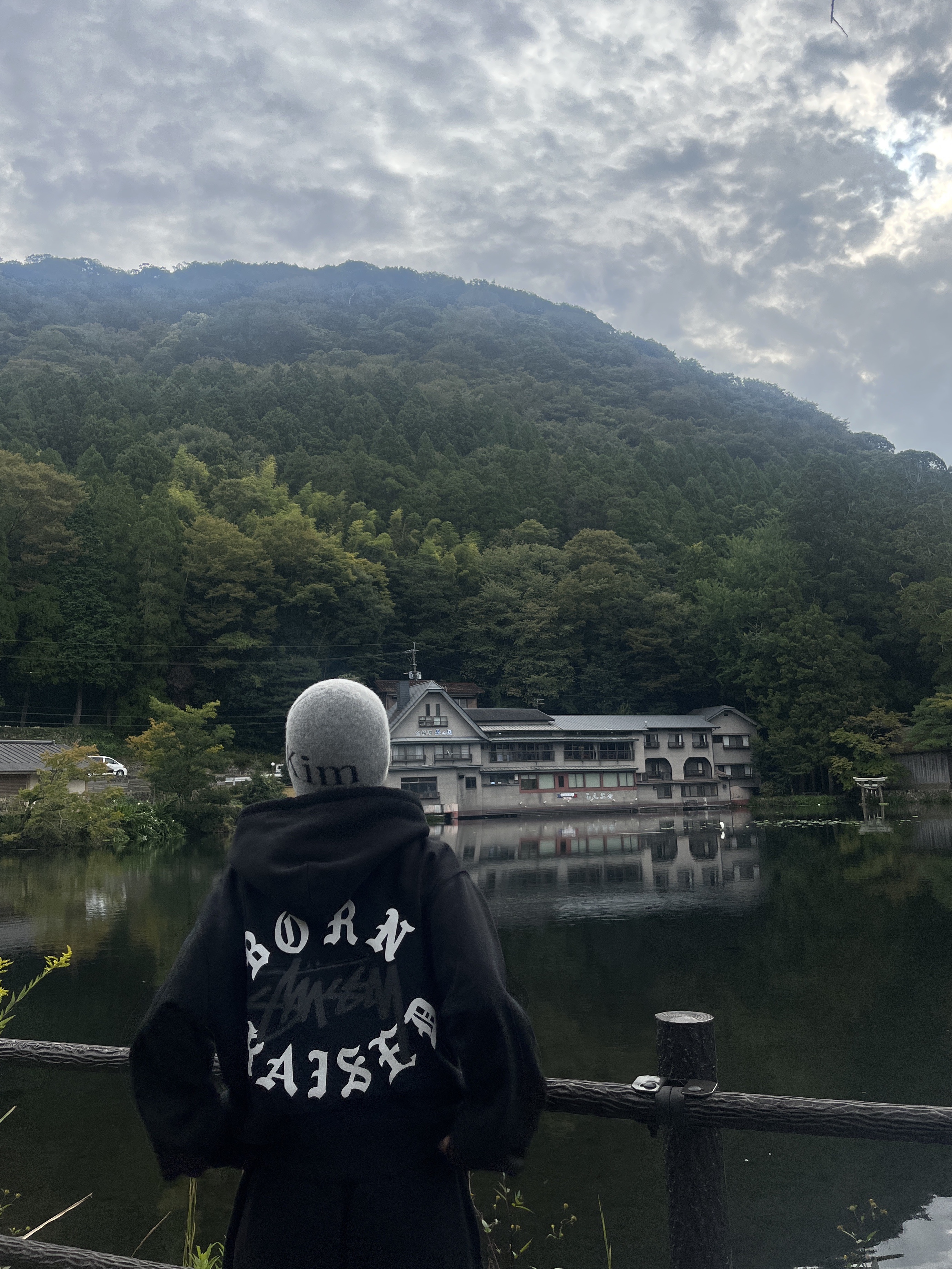 Stussy x Born X Raised Logo Zip Hoodie Black, Matin Kim Logo Jacquard Short Beanie Grey 착용 스타일 - 1