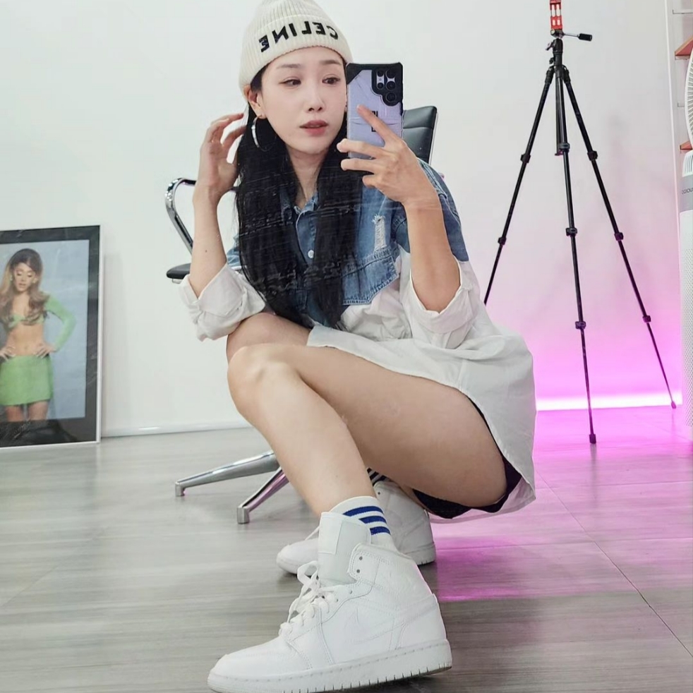 (W) Jordan 1 Mid White, (W) Jacquemus Les Creoles Jacquemus Signature Logo Hoop Earrings Silver 착용 스타일