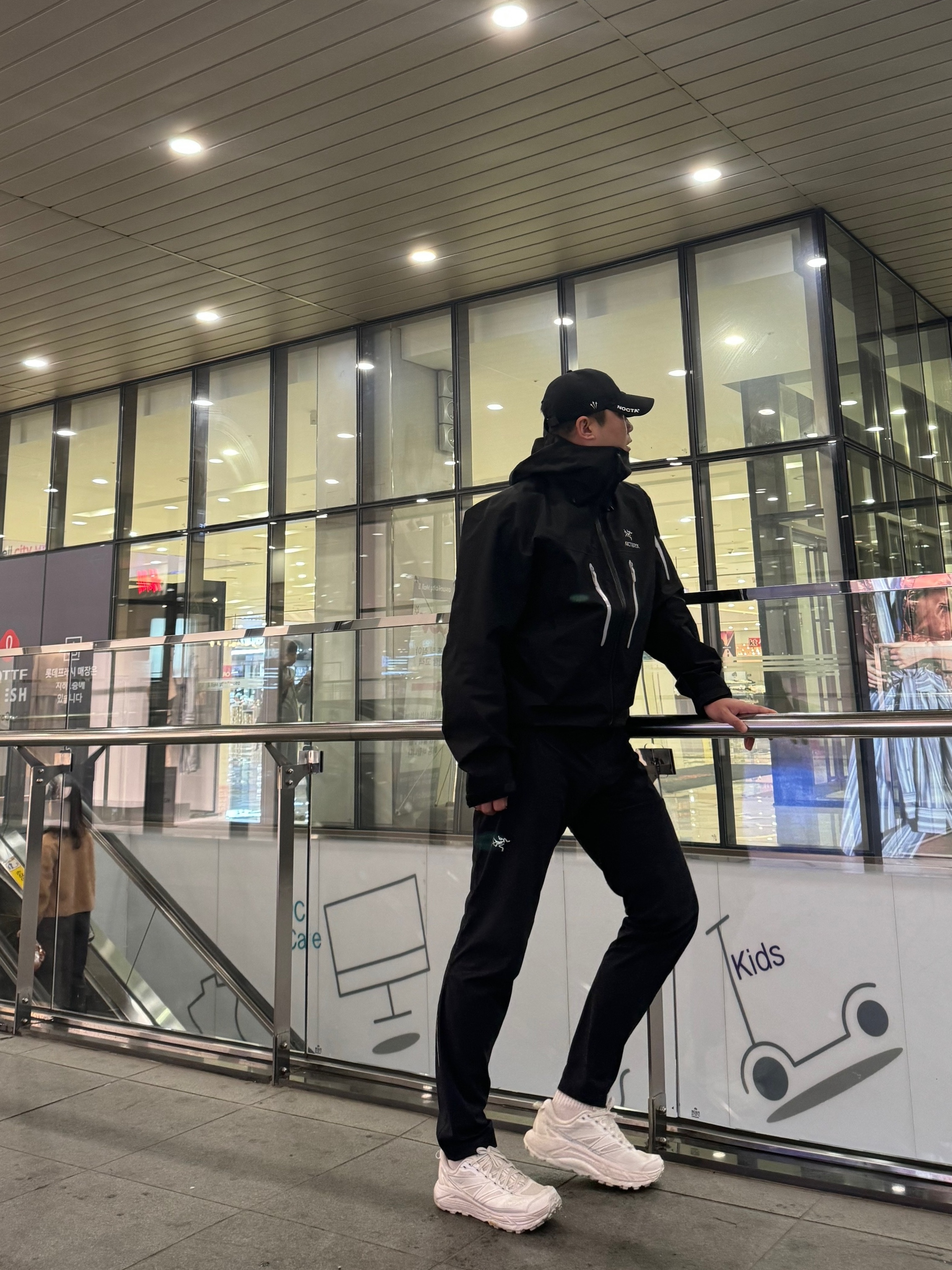 Arc'teryx Alpha SV Jacket Orca, Hoka Mafate Speed2 White - 23FW 착용 스타일 - 2