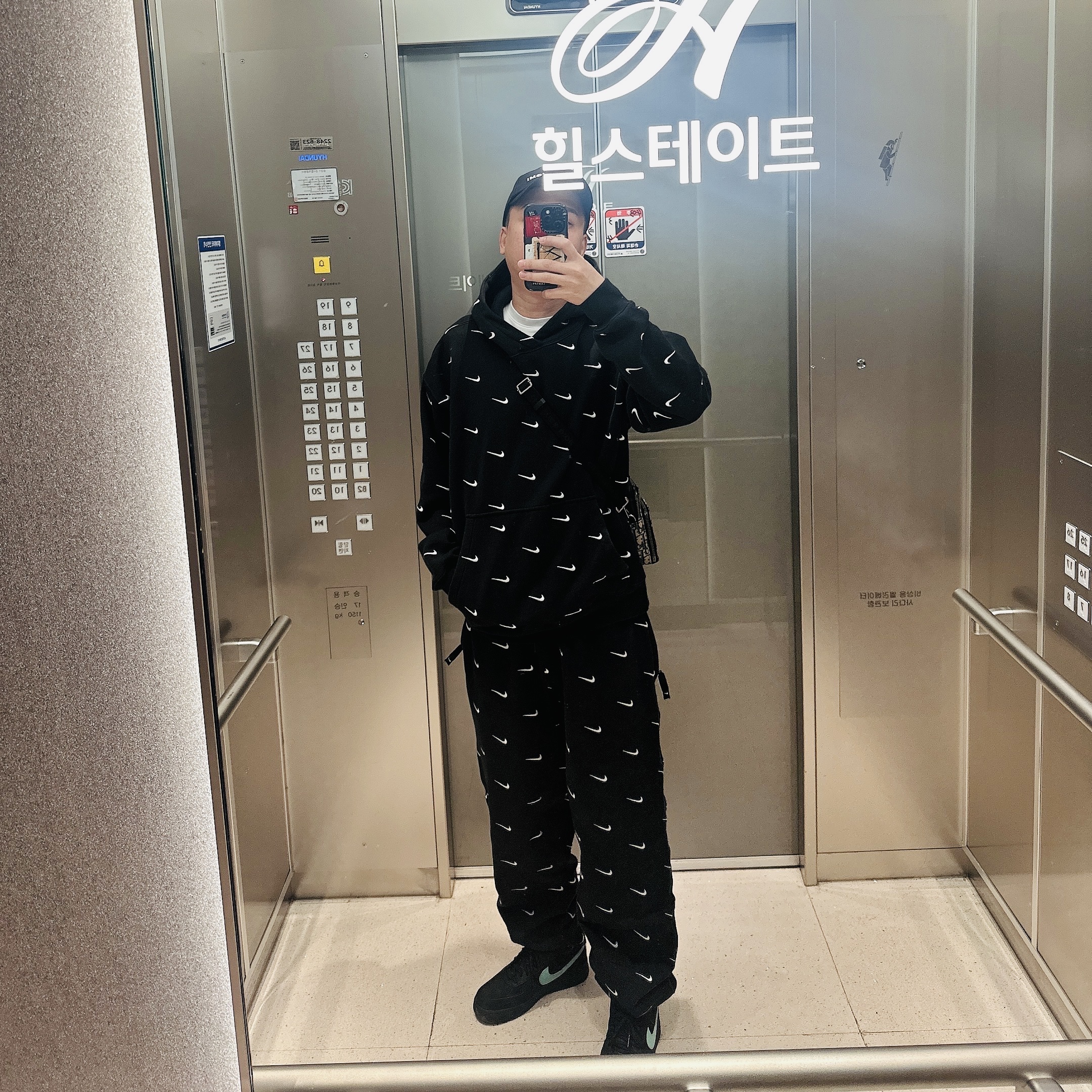 Wooyoungmi Embroidered Ball Cap Black - 23SS, Nike NRG Swoosh Logo Hoodie Black 착용 스타일