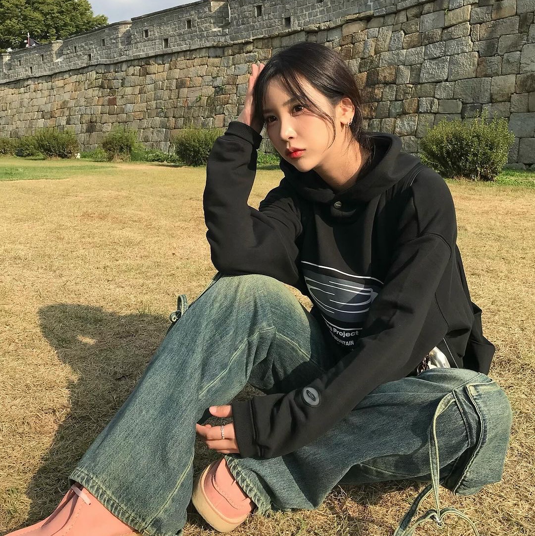 Opening Project Oval Logo Hoodie Charcoal, Opening Project Oval Logo Hoodie Black 착용 스타일 - 2