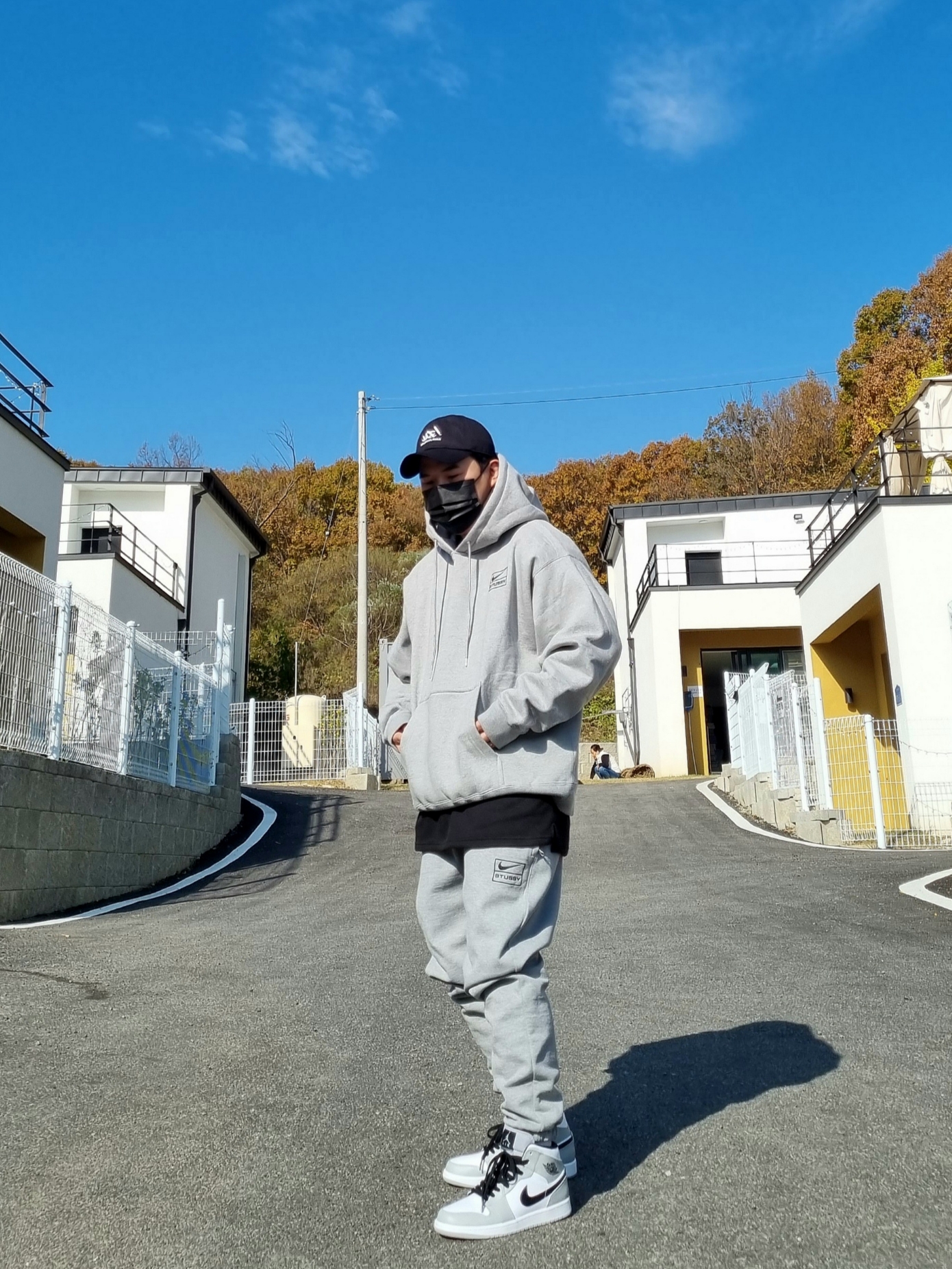 Nike x Stussy NRG RA Pullover Hoodie Dark Grey Heather (DJ9488-063), Jordan 1 Mid Light Smoke Grey 착용 스타일
