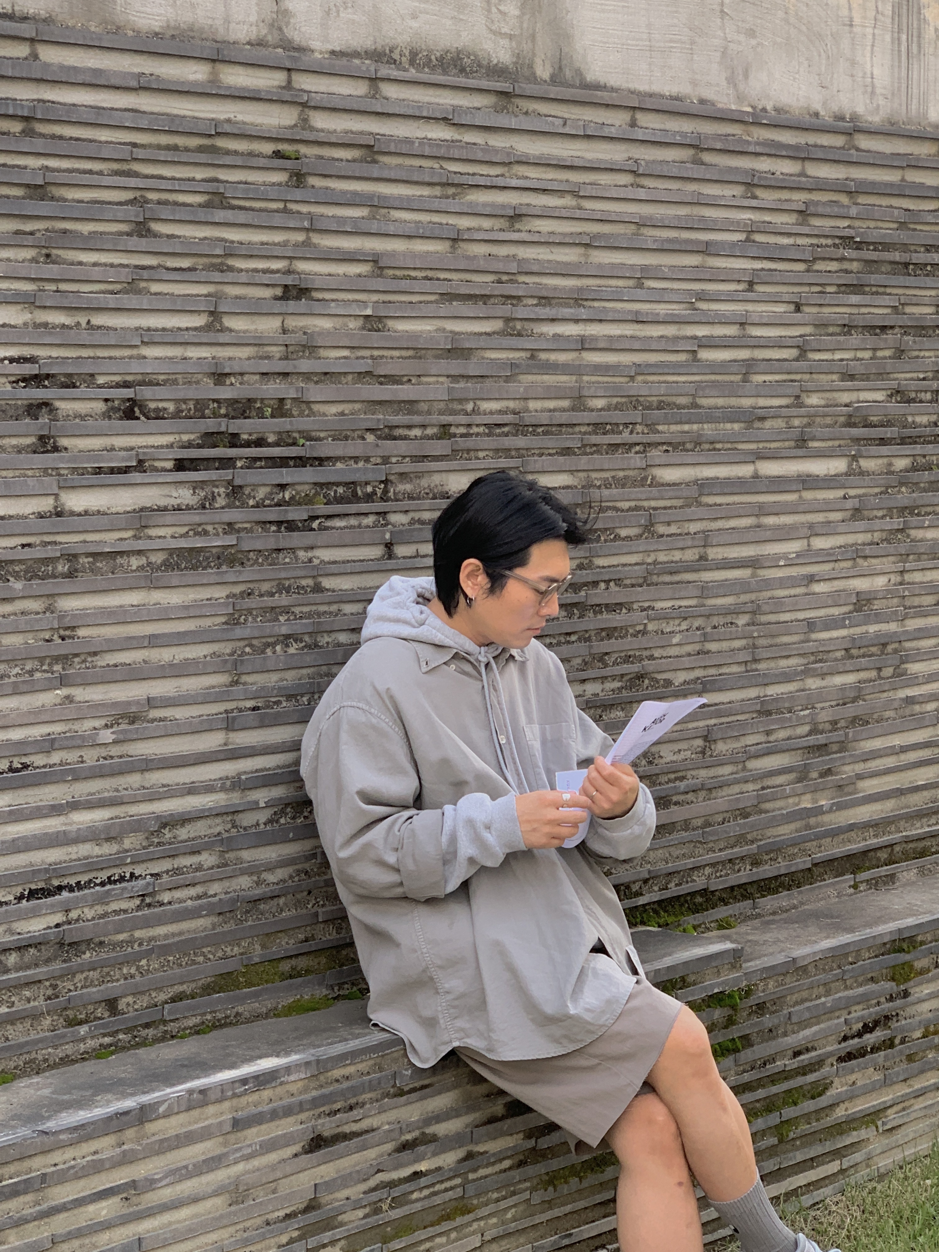 Our Legacy Work Shop Shirt Nero, New Balance x WTAPS 990v6 Made in USA Moon Mist Mirage Gray 착용 스타일 - 3