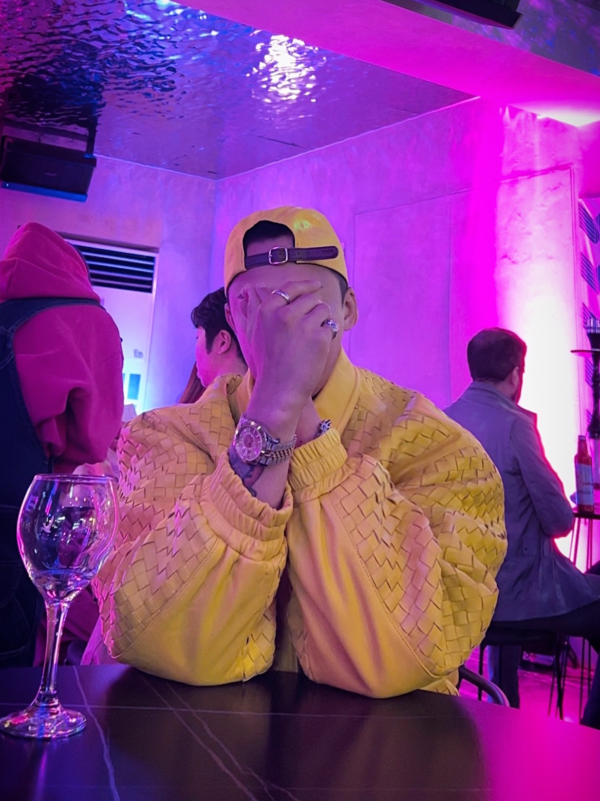 Supreme Woven Leather Varsity Jacket Yellow - 23FW, Supreme x Bounty Hunter Skulls T-Shirt Royal - 23FW 착용 스타일 - 6