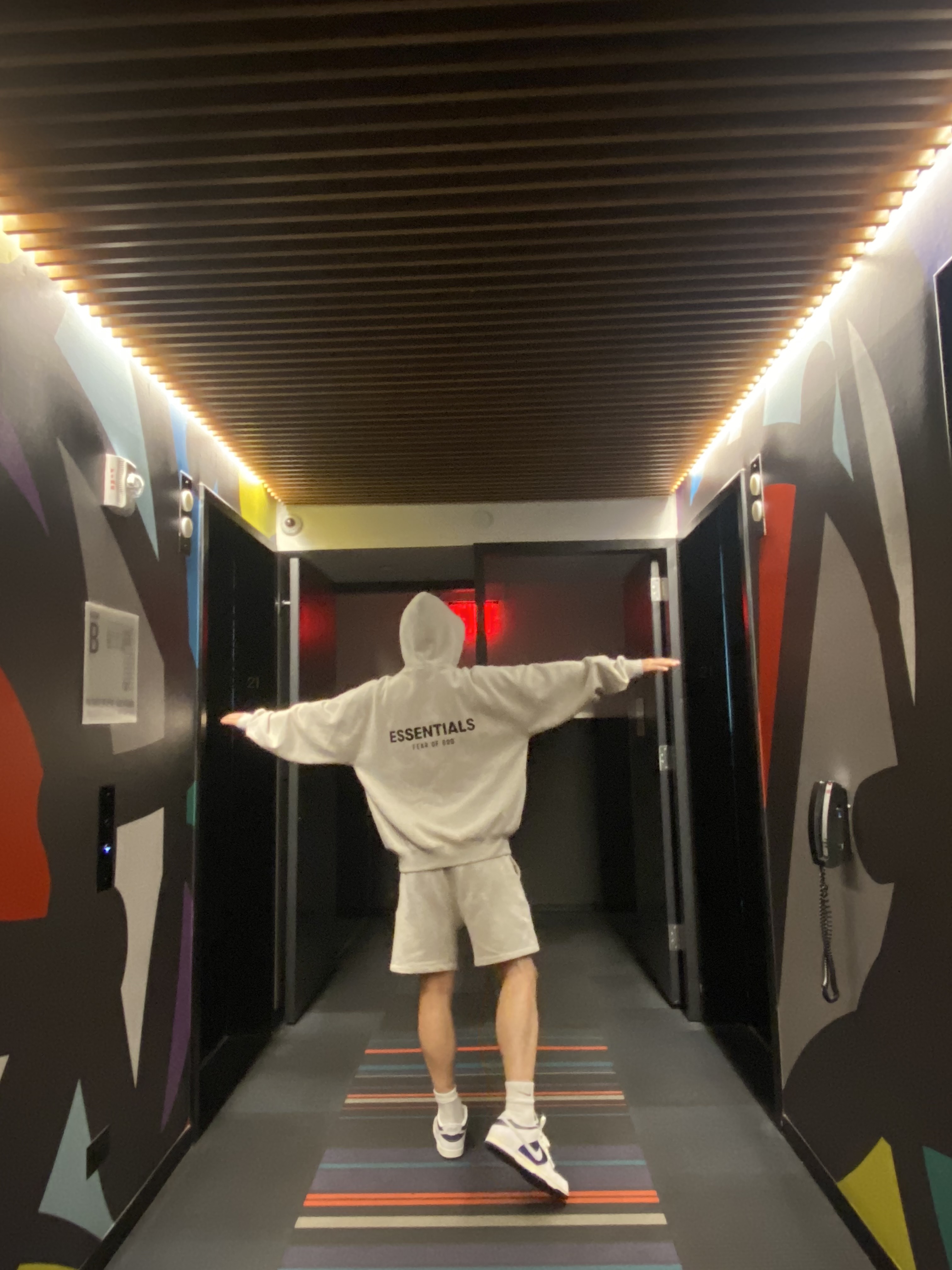 Essentials The Core Collection Hoodie Light Oatmeal 착용 스타일