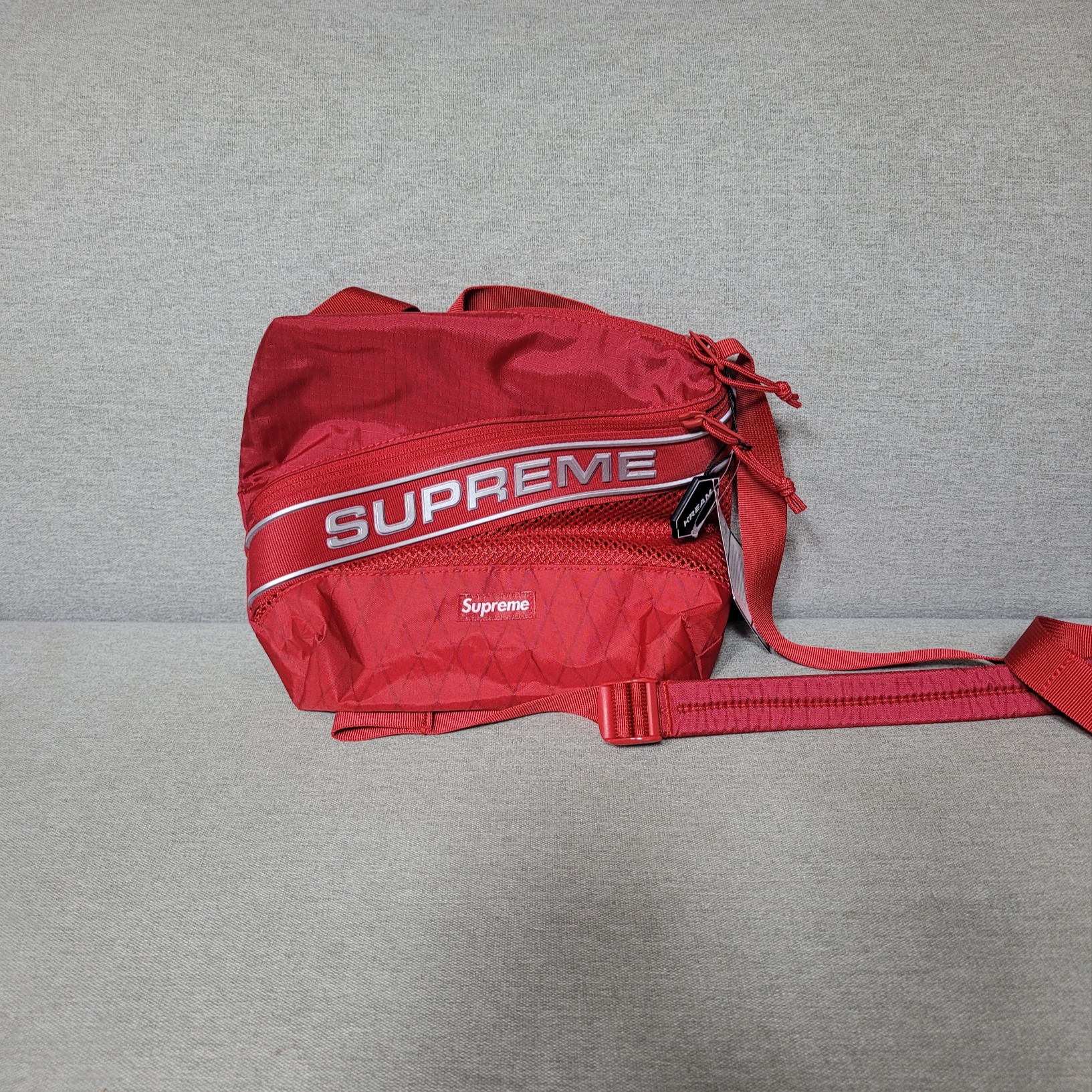 Supreme Shoulder Bag Red - 23FW 착용 스타일