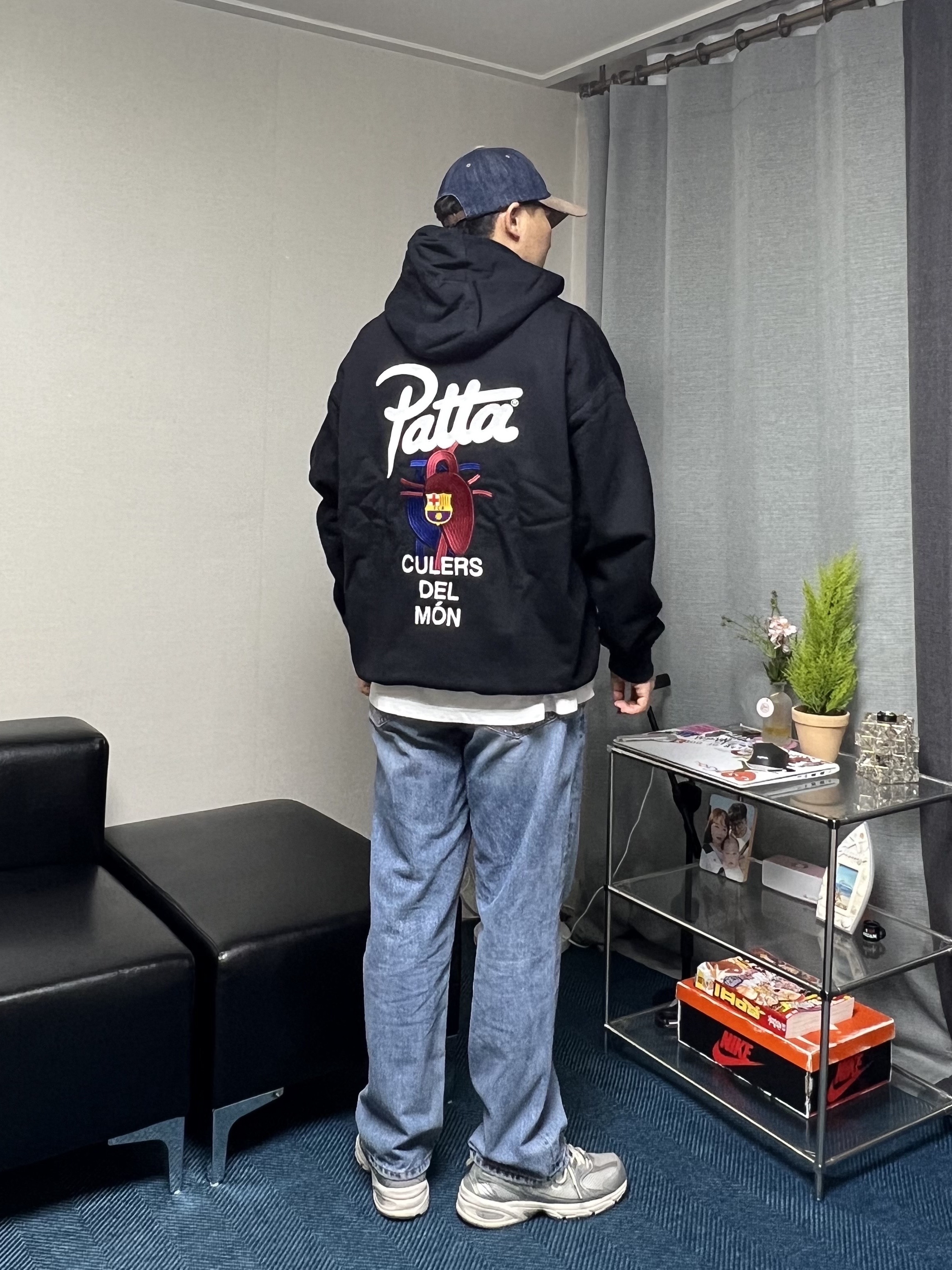 Nike x Patta x FC Barcelona Solo Swoosh Hoodie Culers del Món (FD4147-010) 착용 스타일 - 2