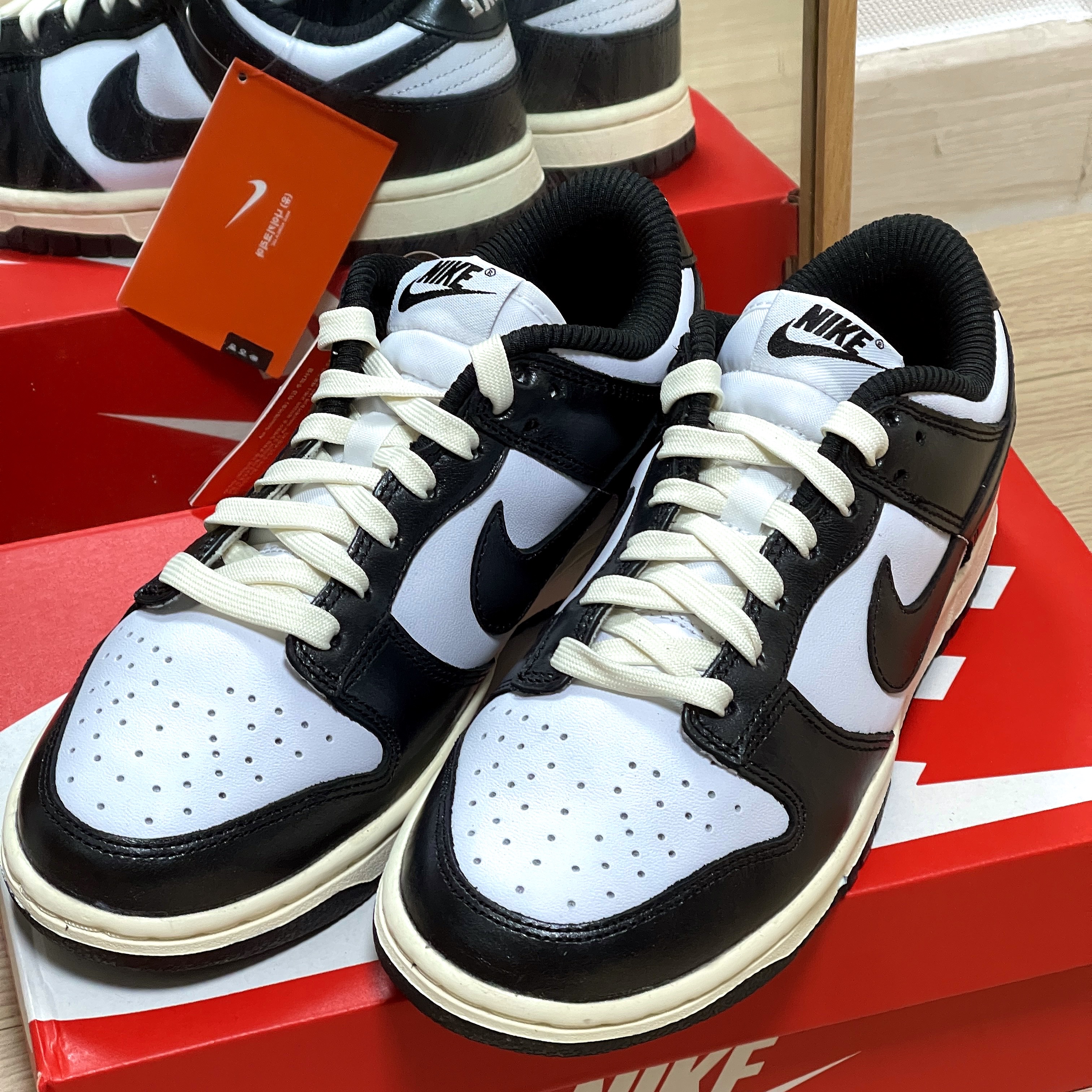(W) Nike Dunk Low Vintage Black and White 착용 스타일 - 3