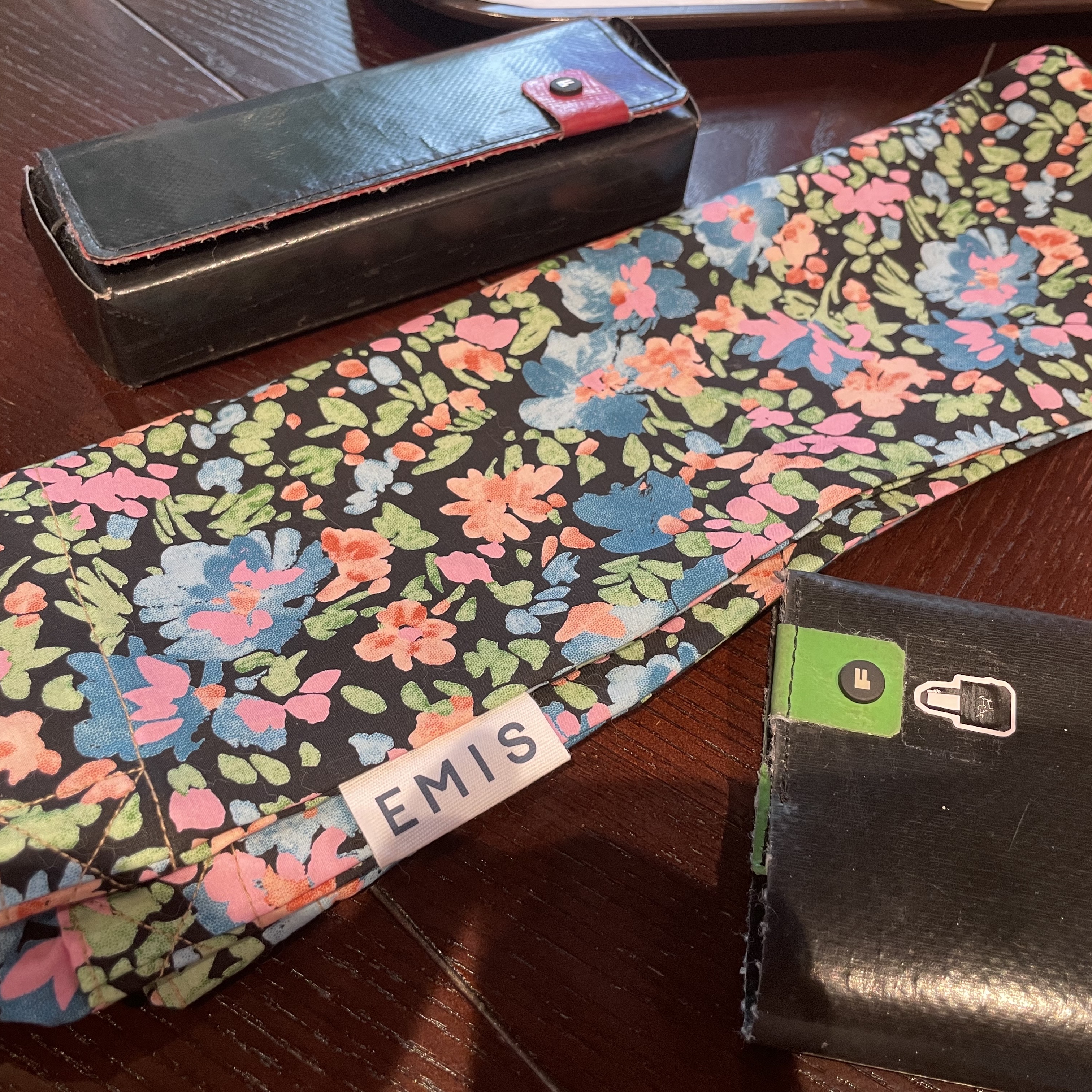 Emis Painting Flower Eco Bag Black 착용 스타일