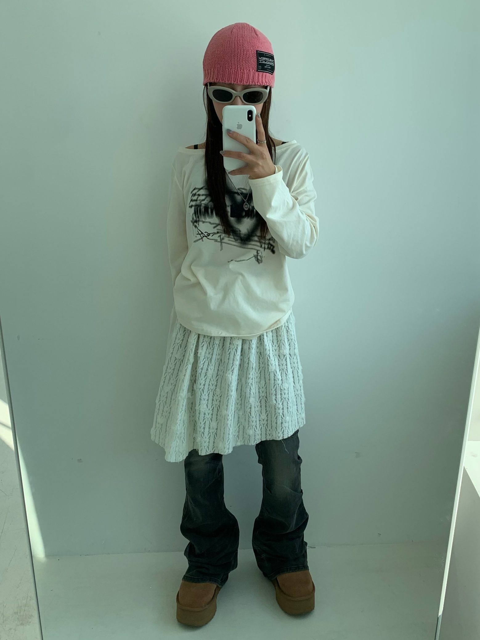 Gentle Monster x Maison Margiela MM004 Grey Black, (W) UGG Classic Mini Platform Boots Chestnut 착용 스타일