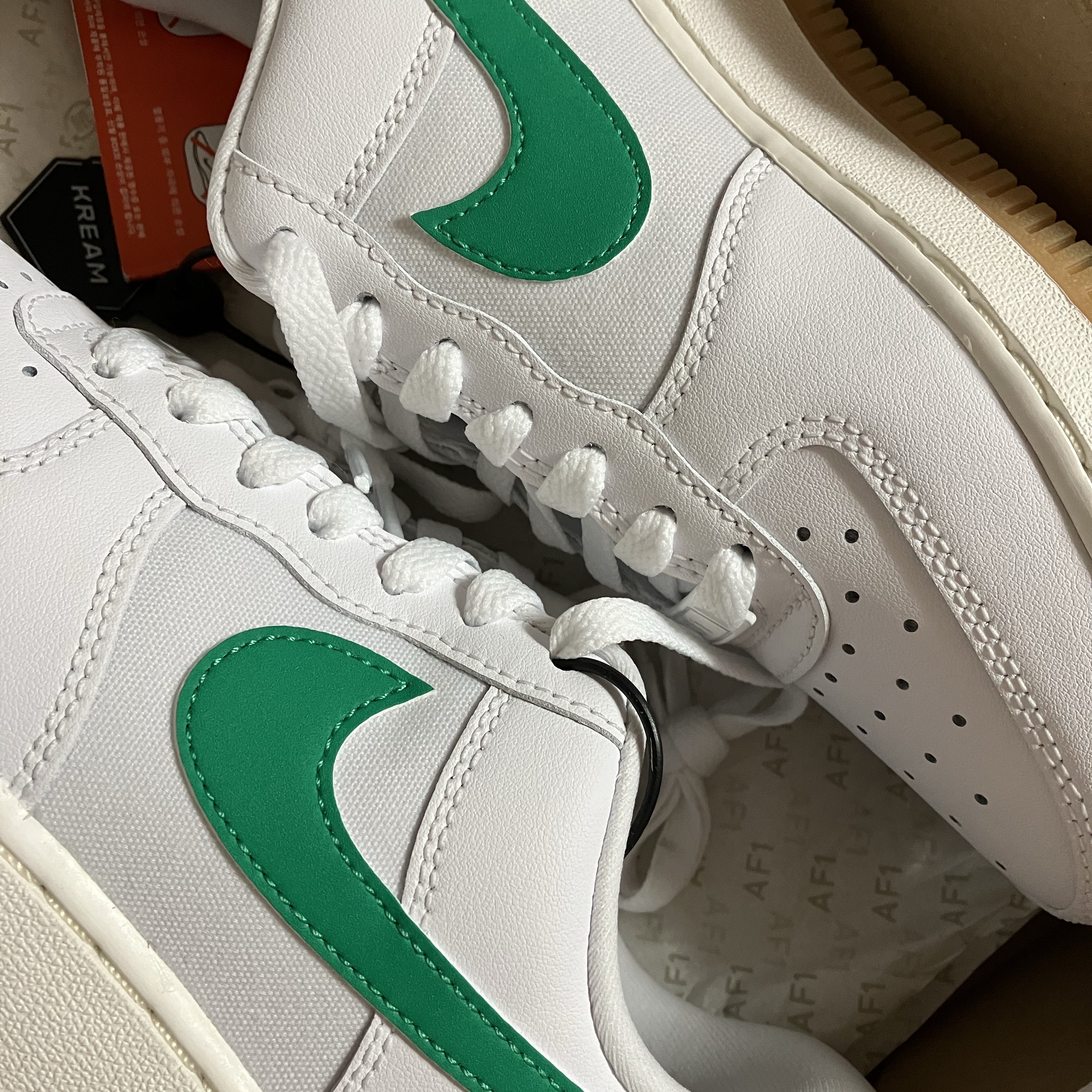 (W) Nike Air Force 1 '07 White Stadium Green 착용 스타일