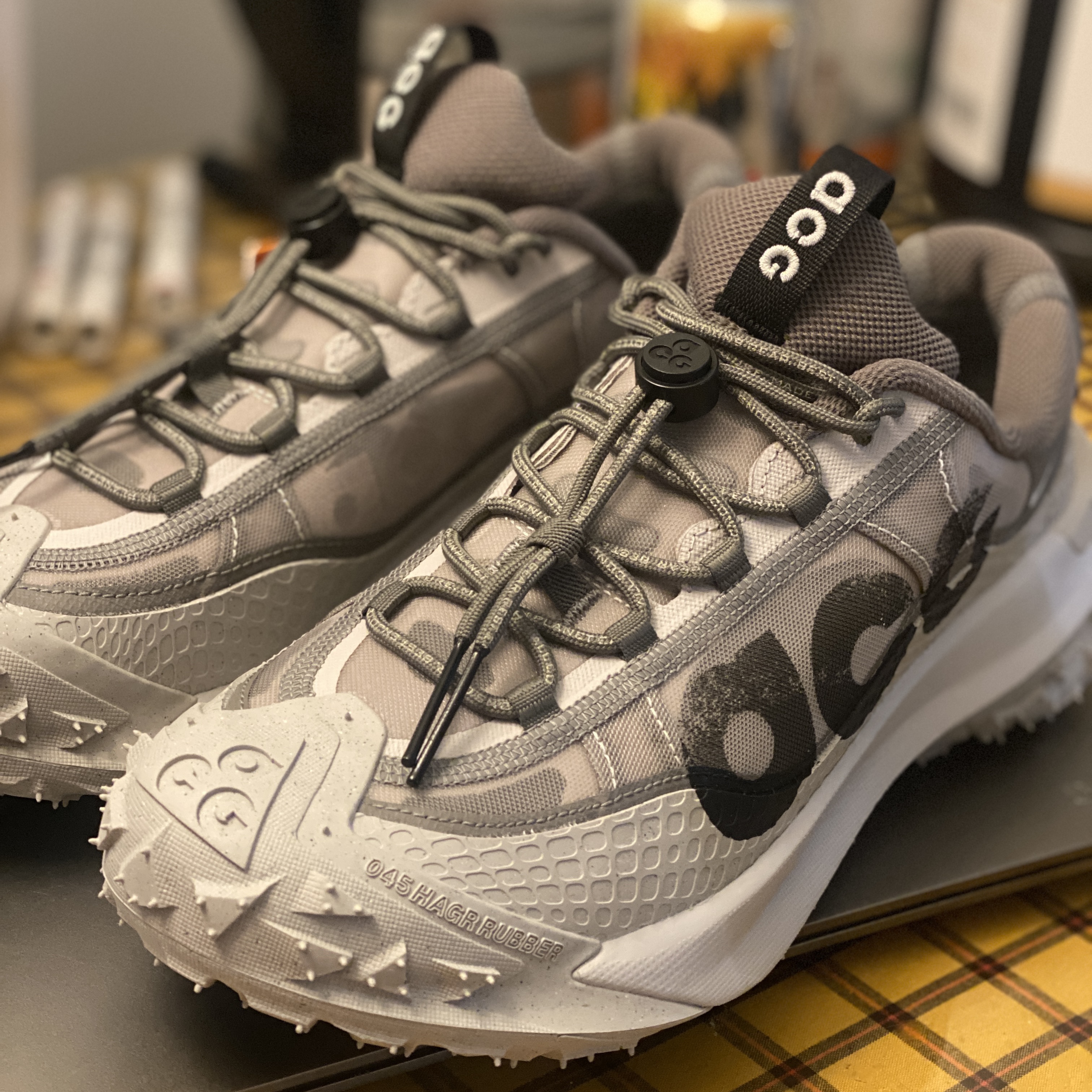 Nike ACG Mountain Fly 2 Low Light Iron Ore Black 착용 스타일