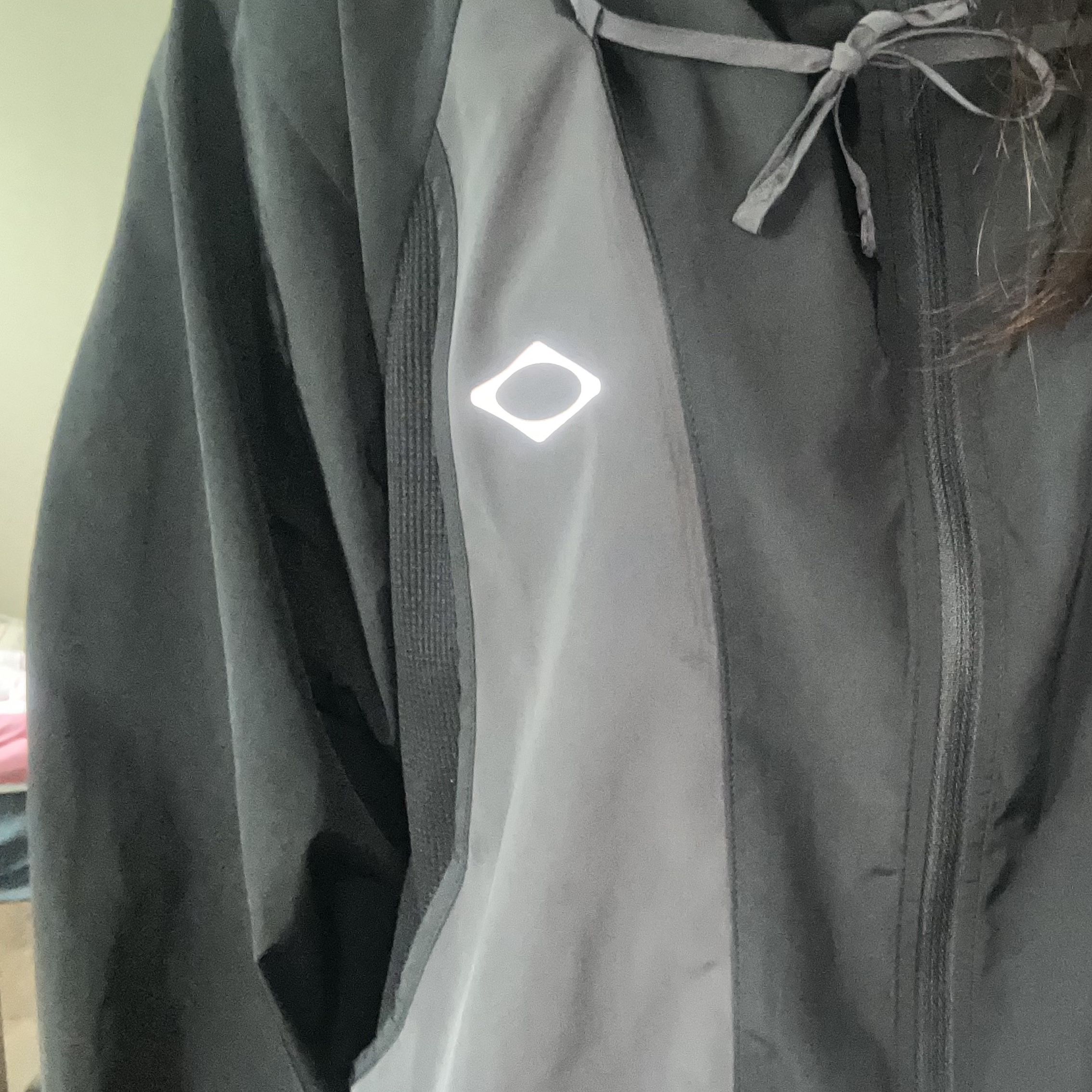 (W) Mischief FW Color Blocked Windbreaker Black 착용 스타일 - 2