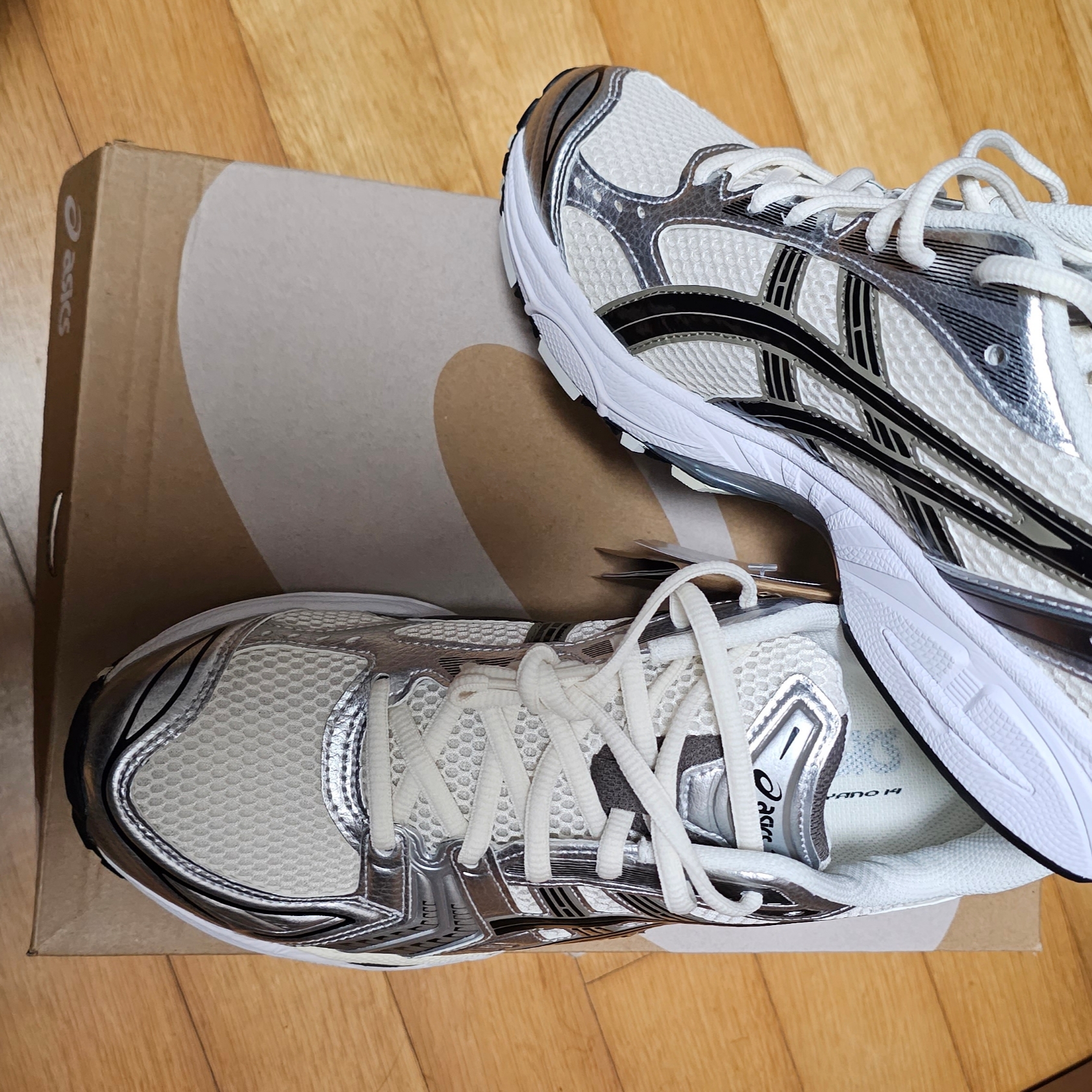 Asics Gel-Kayano 14 Cream Black 착용 스타일