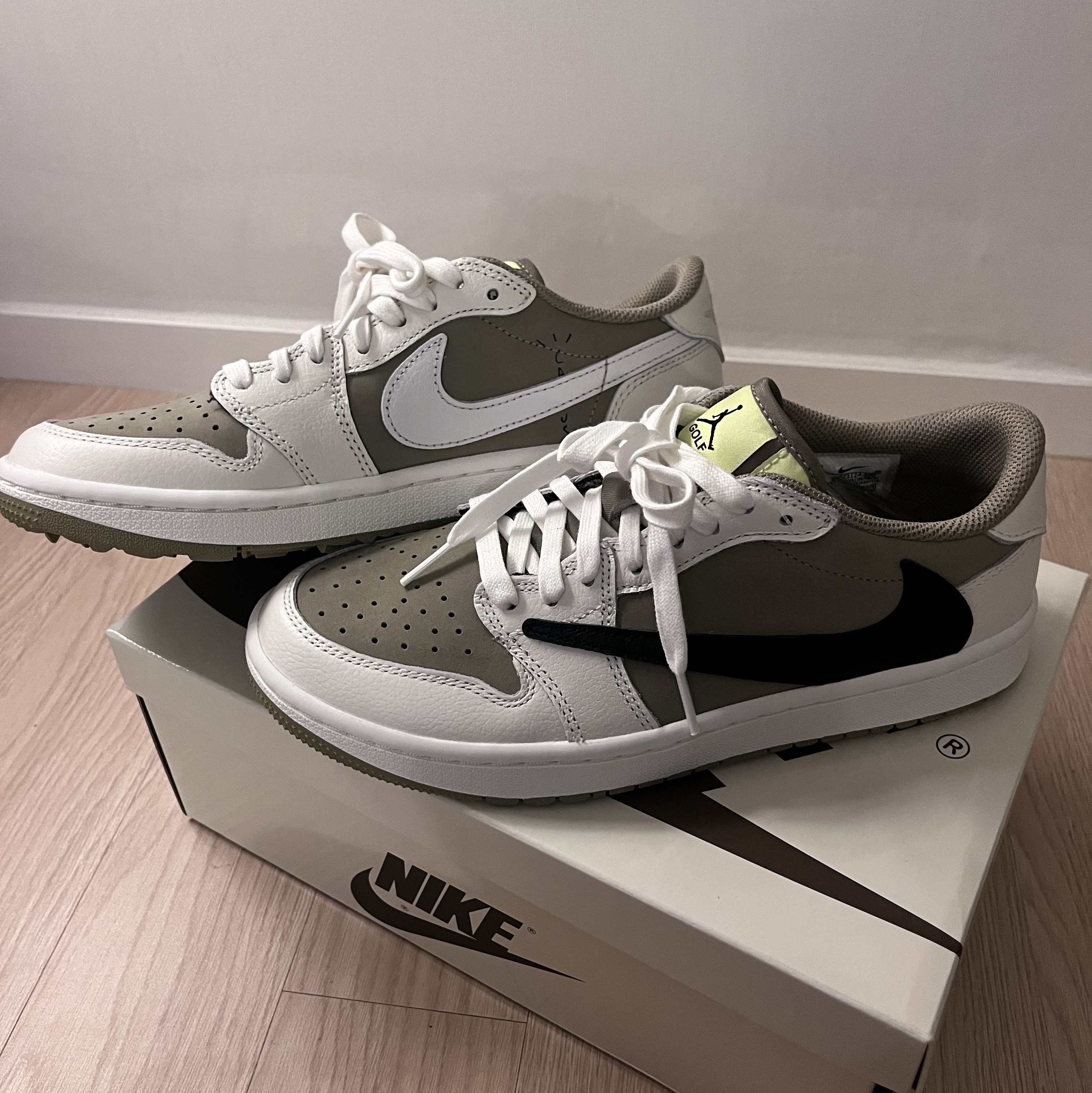 Jordan 1 x Travis Scott Retro Low Golf NRG Neutral Olive 착용 스타일 - 1