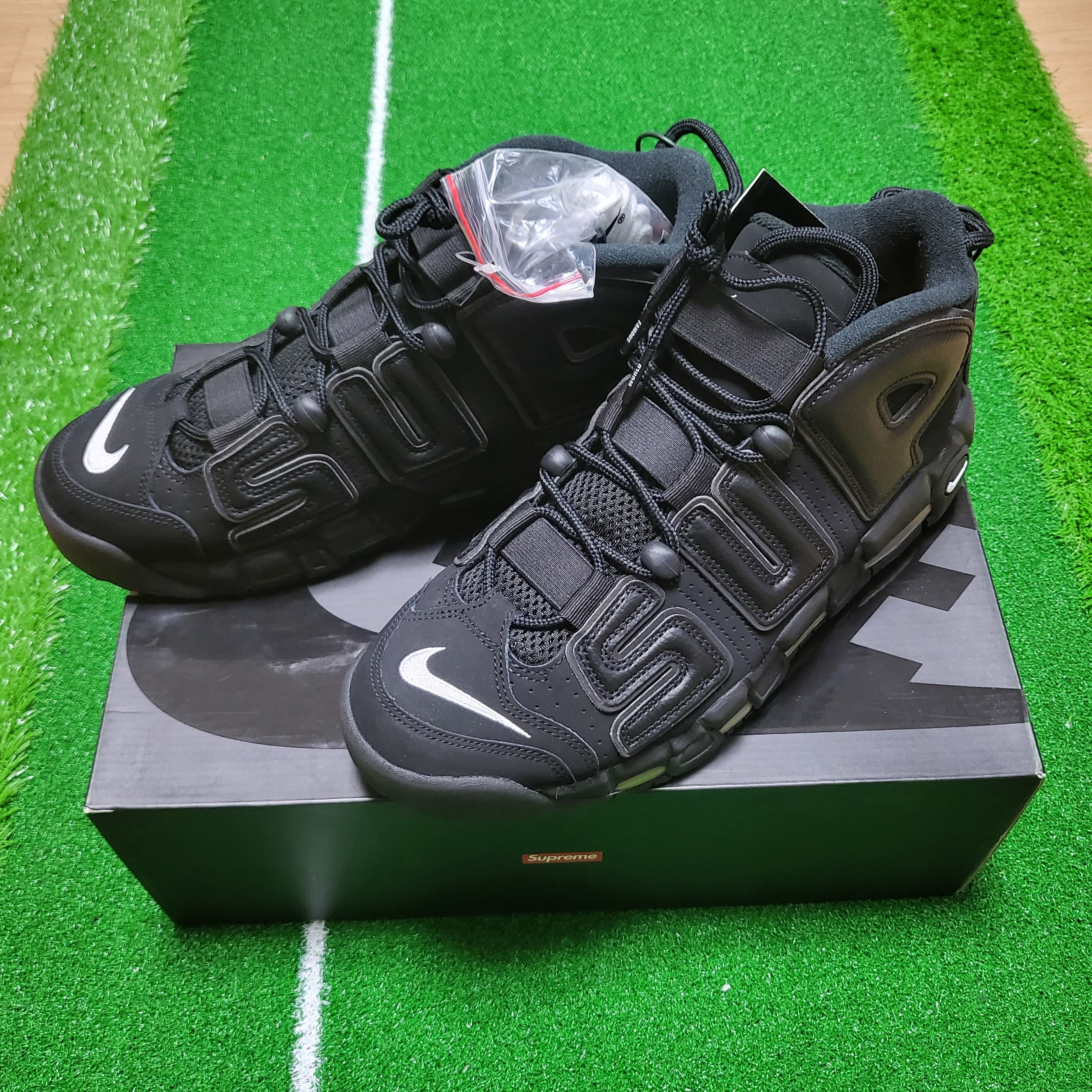 Nike x Supreme Air More Uptempo Suptempo Black 착용 스타일 - 2