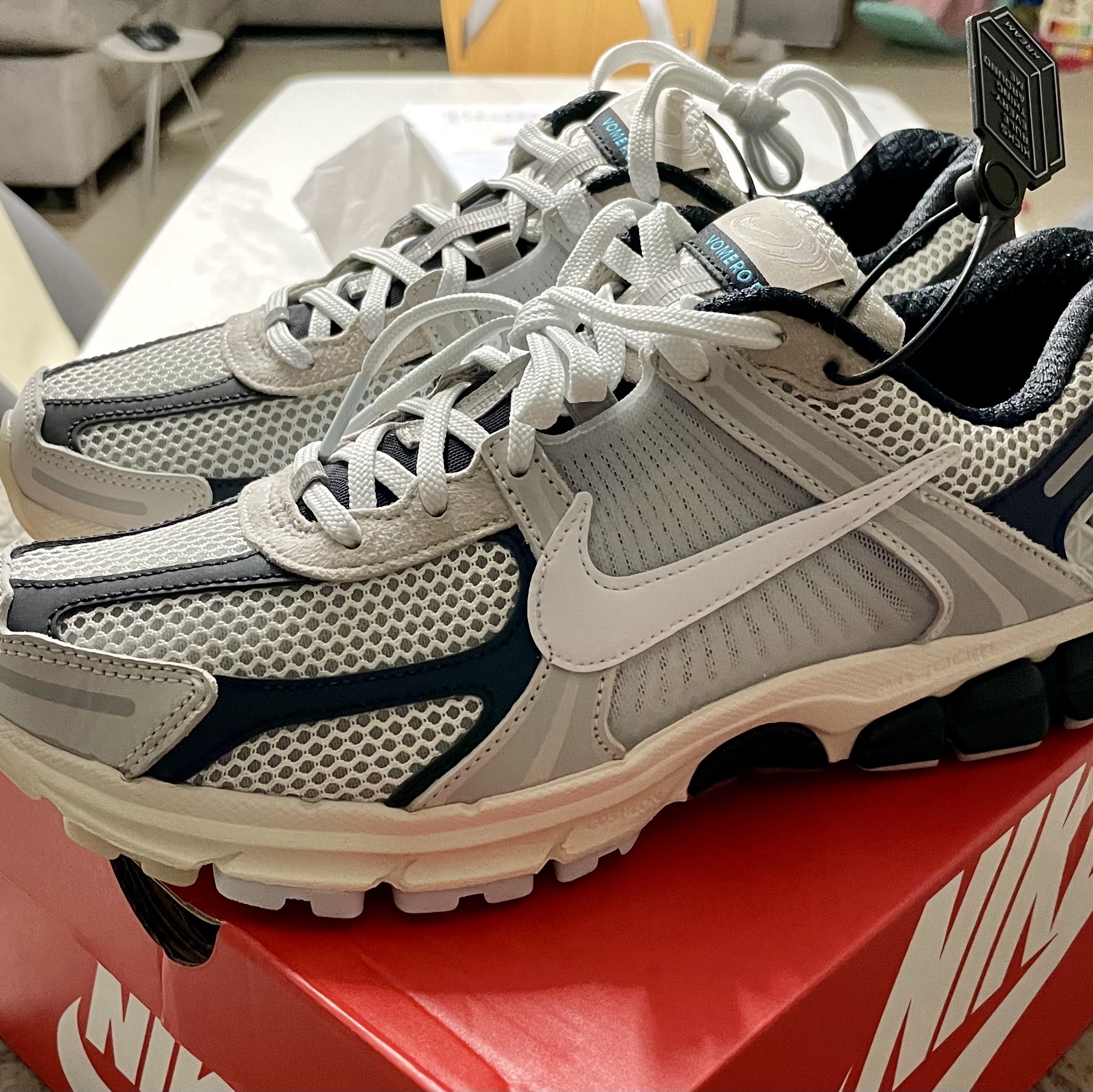 Nike Zoom Vomero 5 Light Bone and Black 착용 스타일 - 1